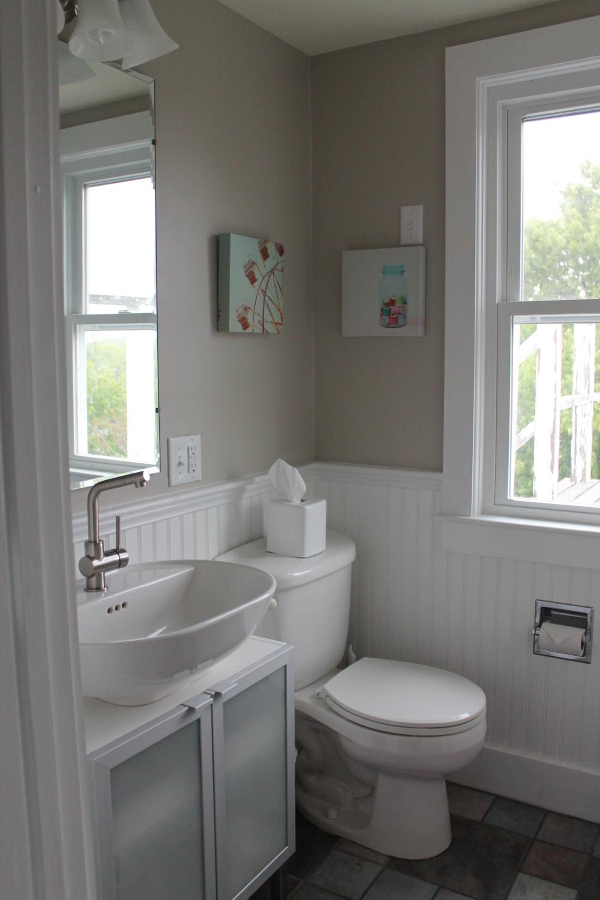 Queen Room with Shared Bathroom photo 3