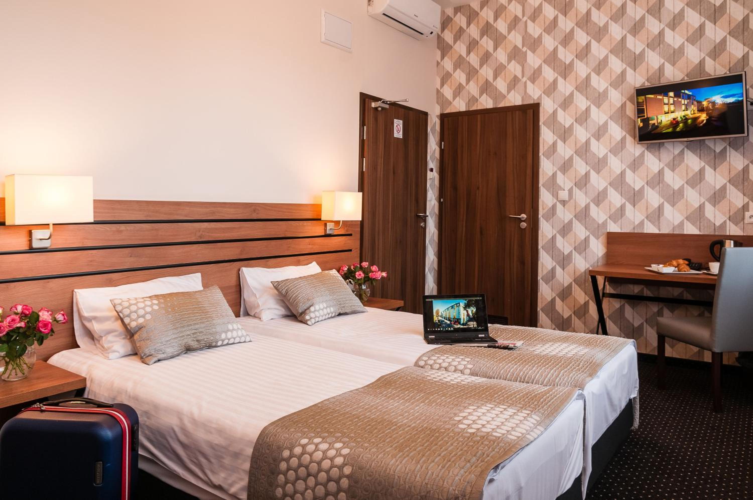 Twin Room - Photo 6