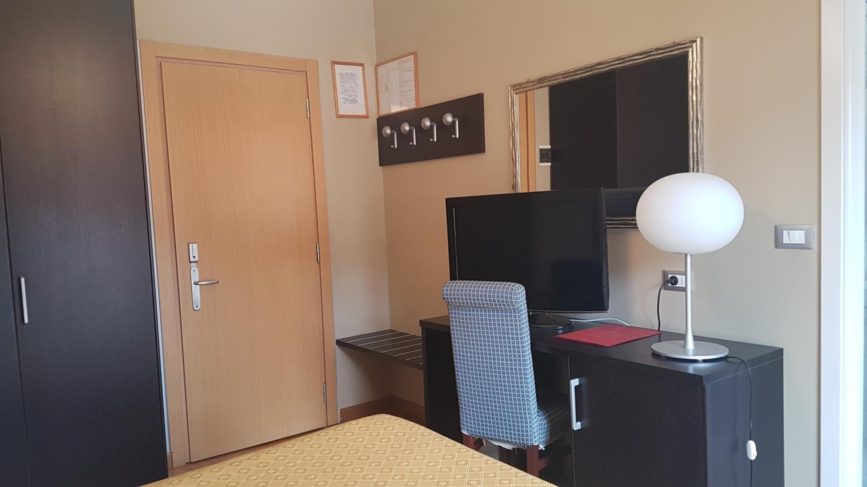 Standard Double Room - Photo 3