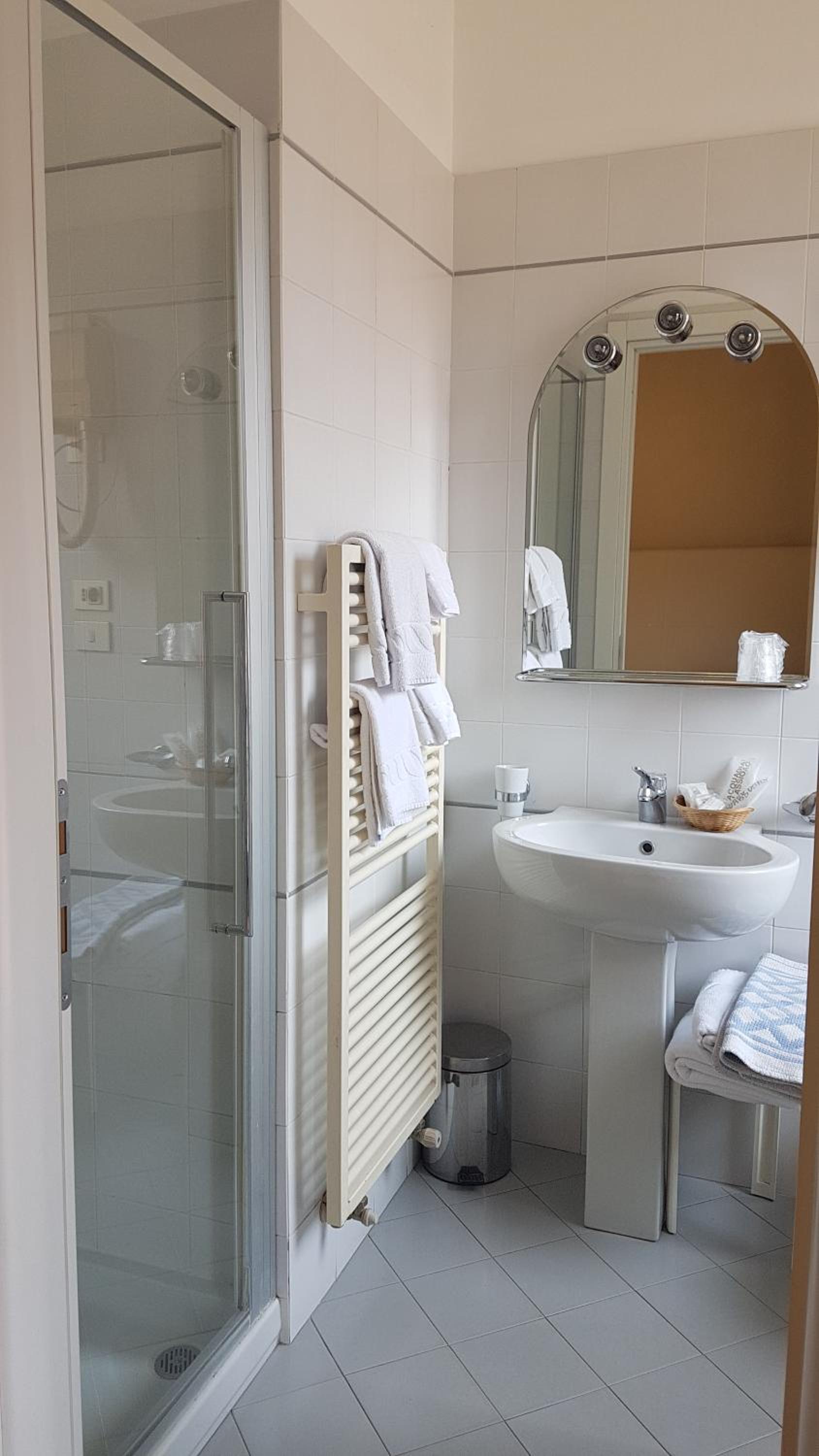 Standard Double Room - Photo 2