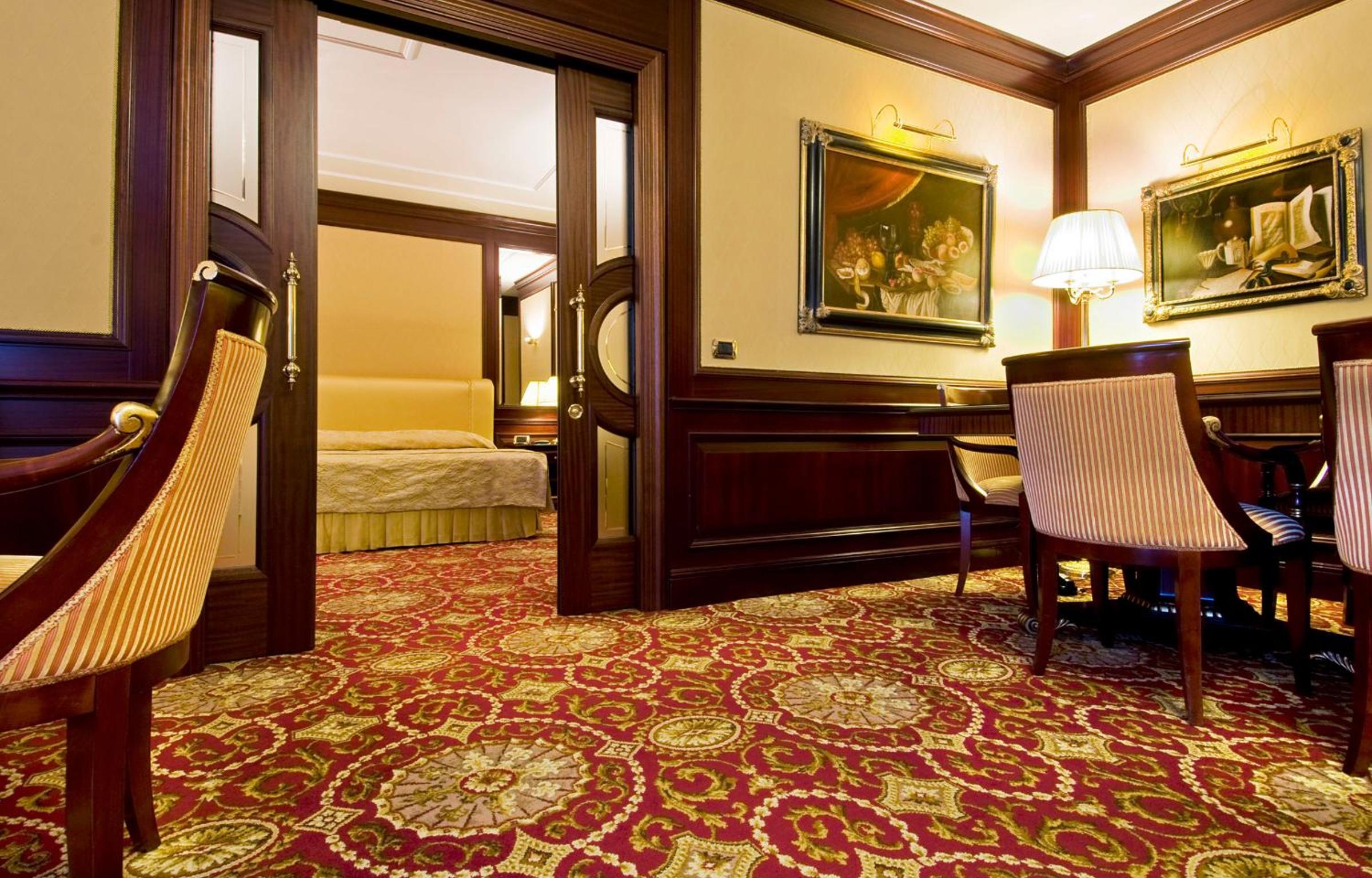 Senior Suite with Lake View - Photo 21