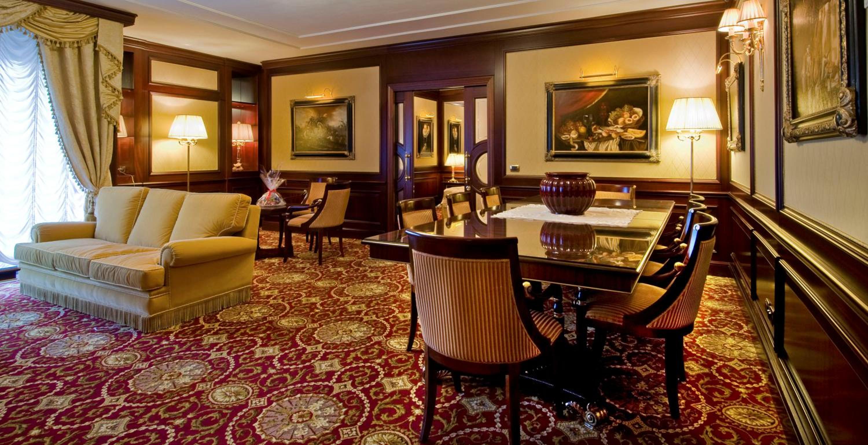Senior Suite with Lake View - Photo 23