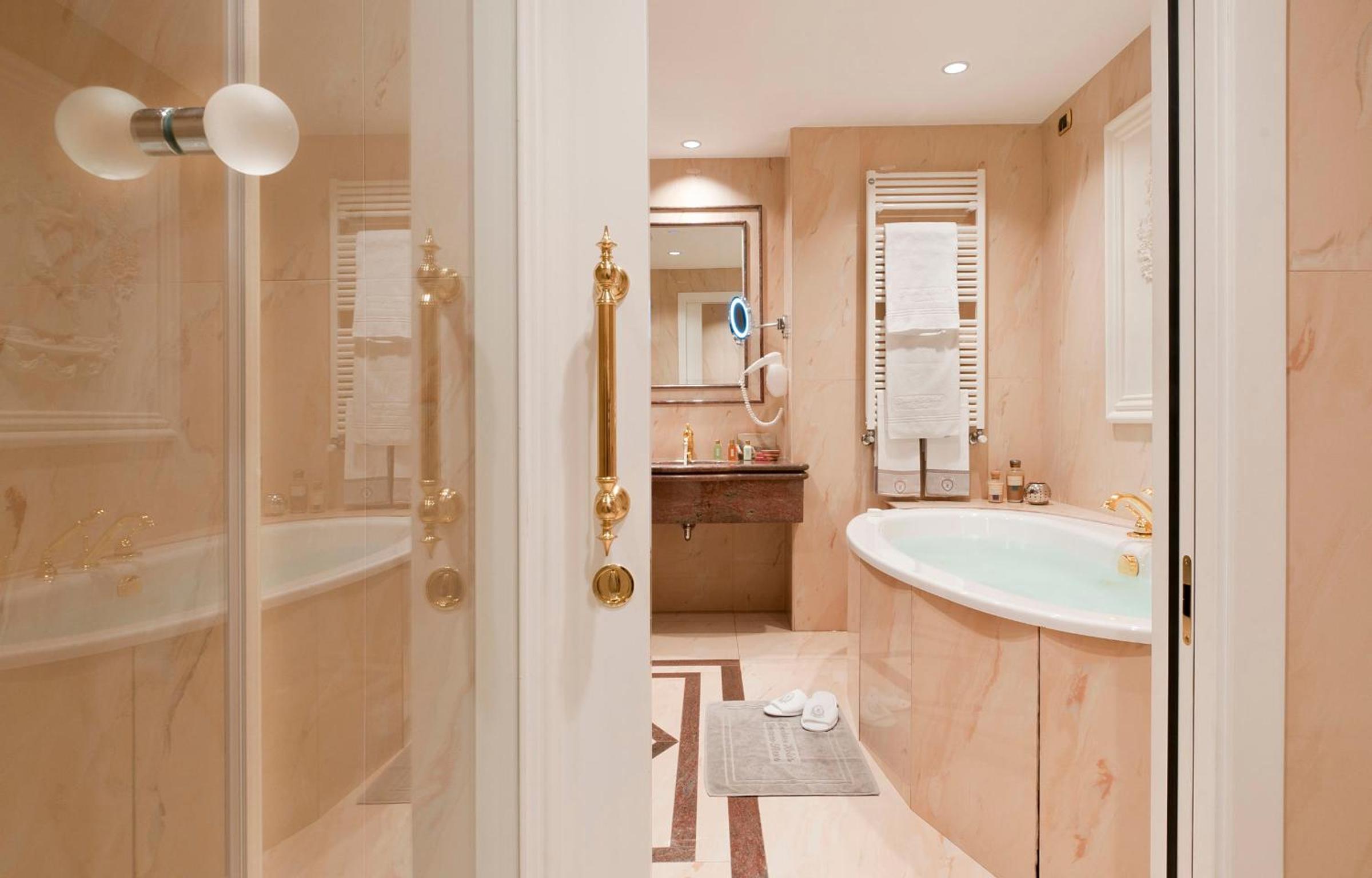 Senior Suite with Lake View - Photo 19