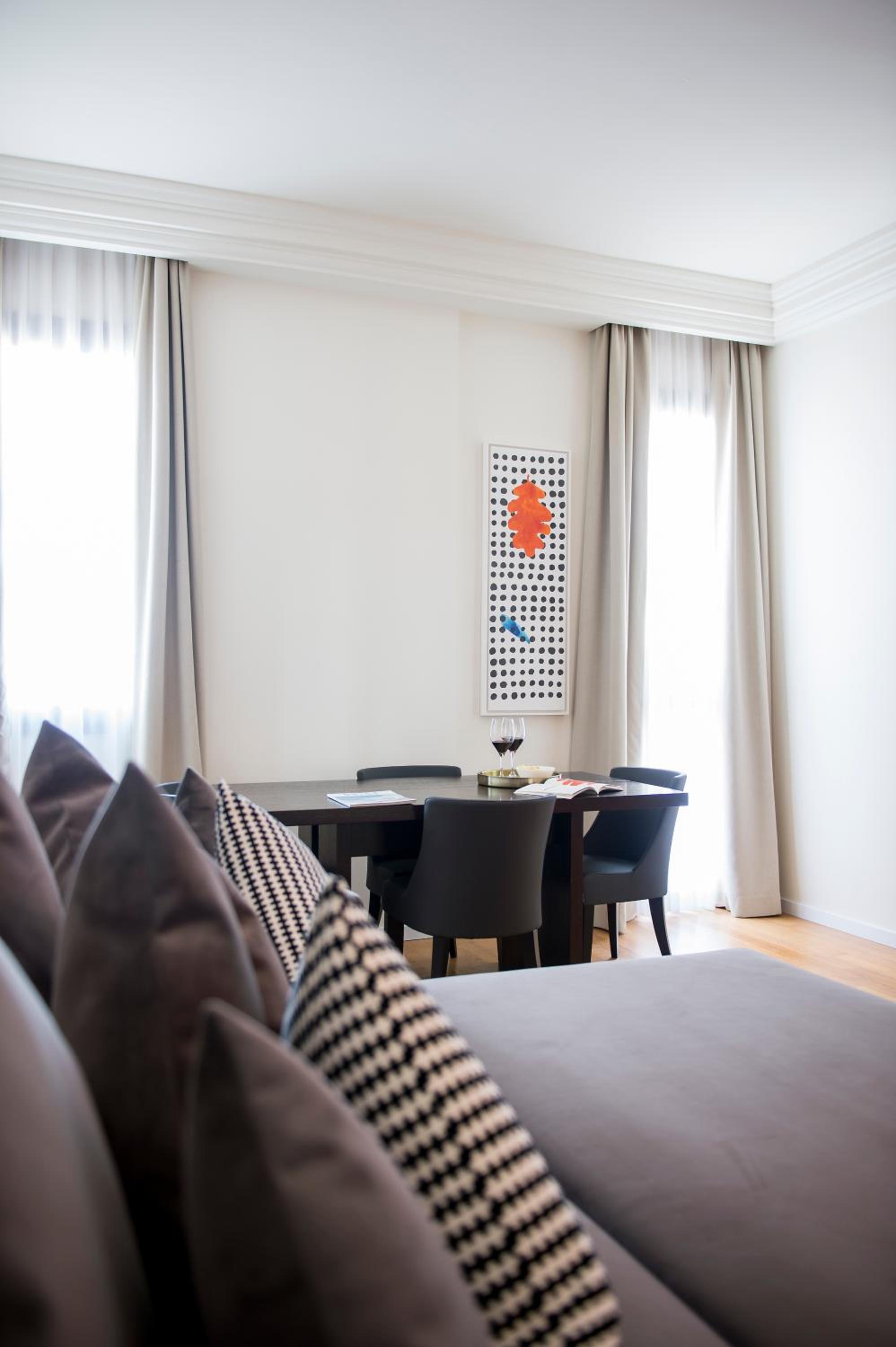 Suite - Photo 10