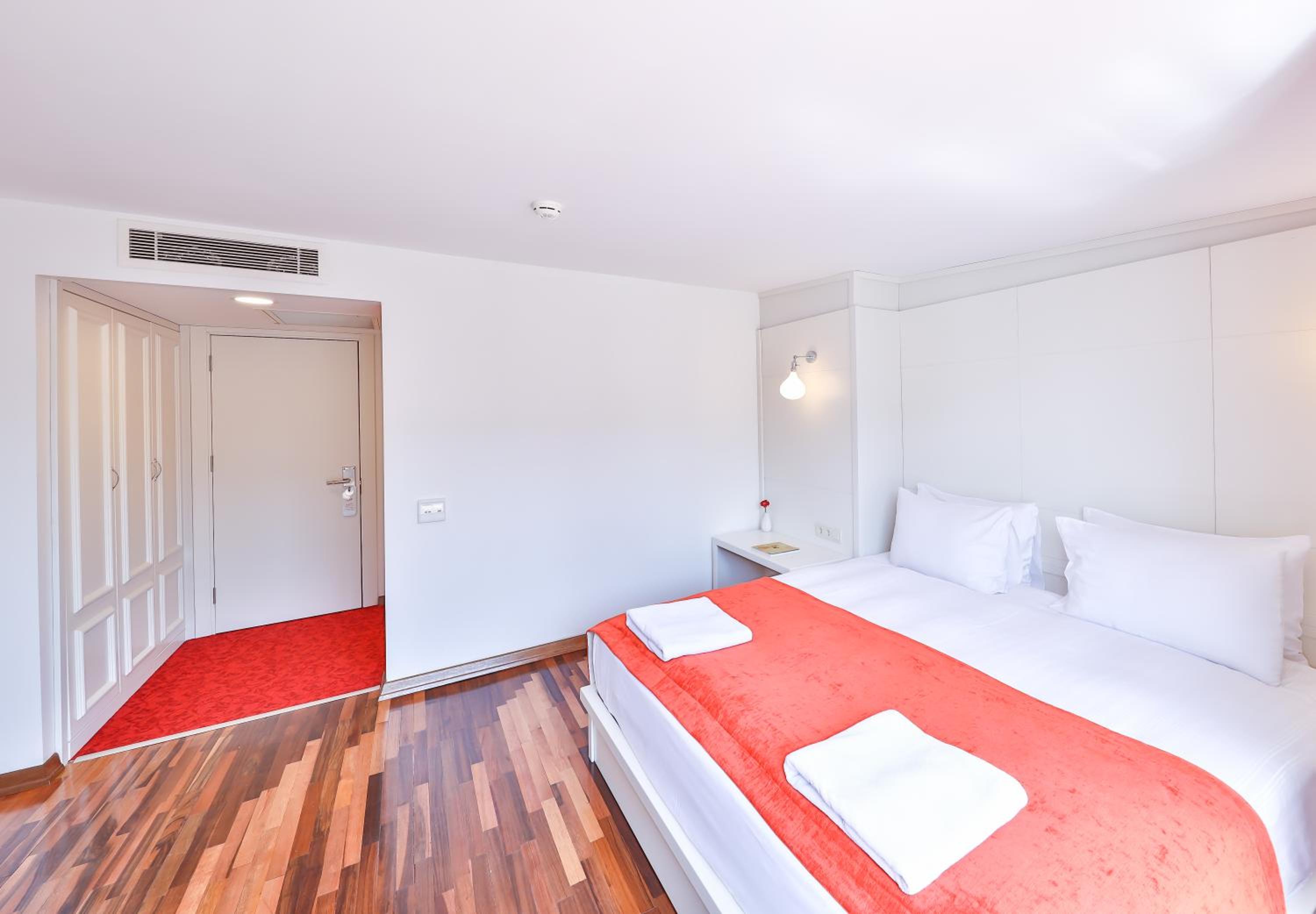 Deluxe Double Room with Balcony photo 1