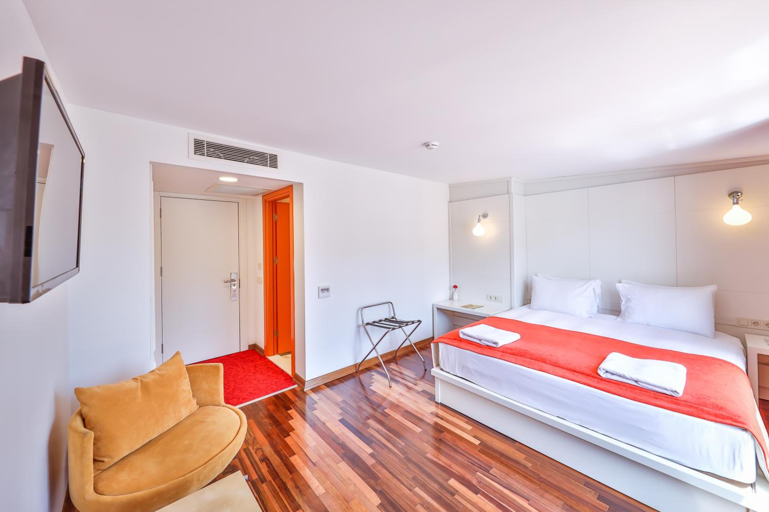 Deluxe Double Room with Balcony photo 2