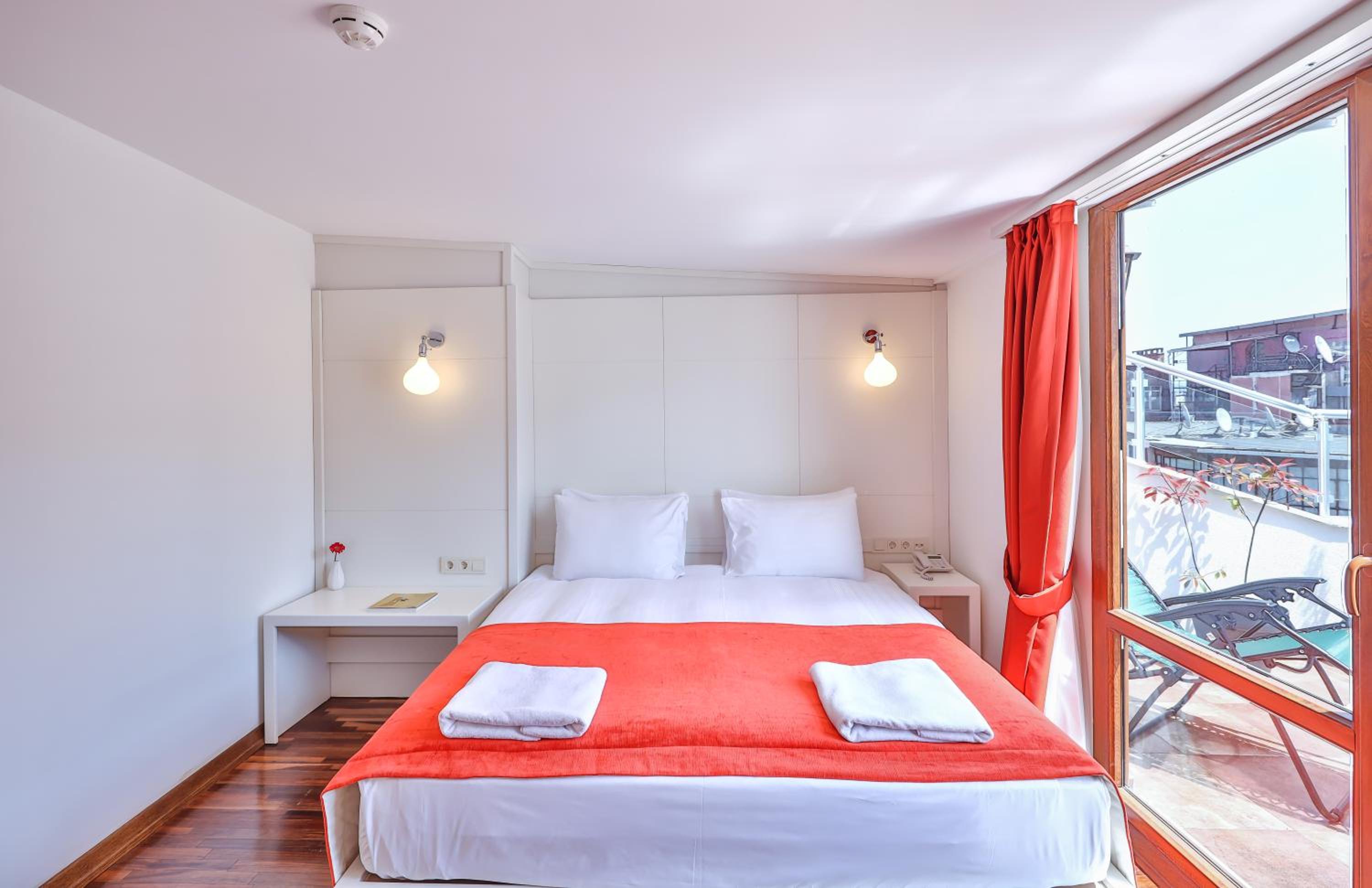 Deluxe Double Room with Balcony photo 3