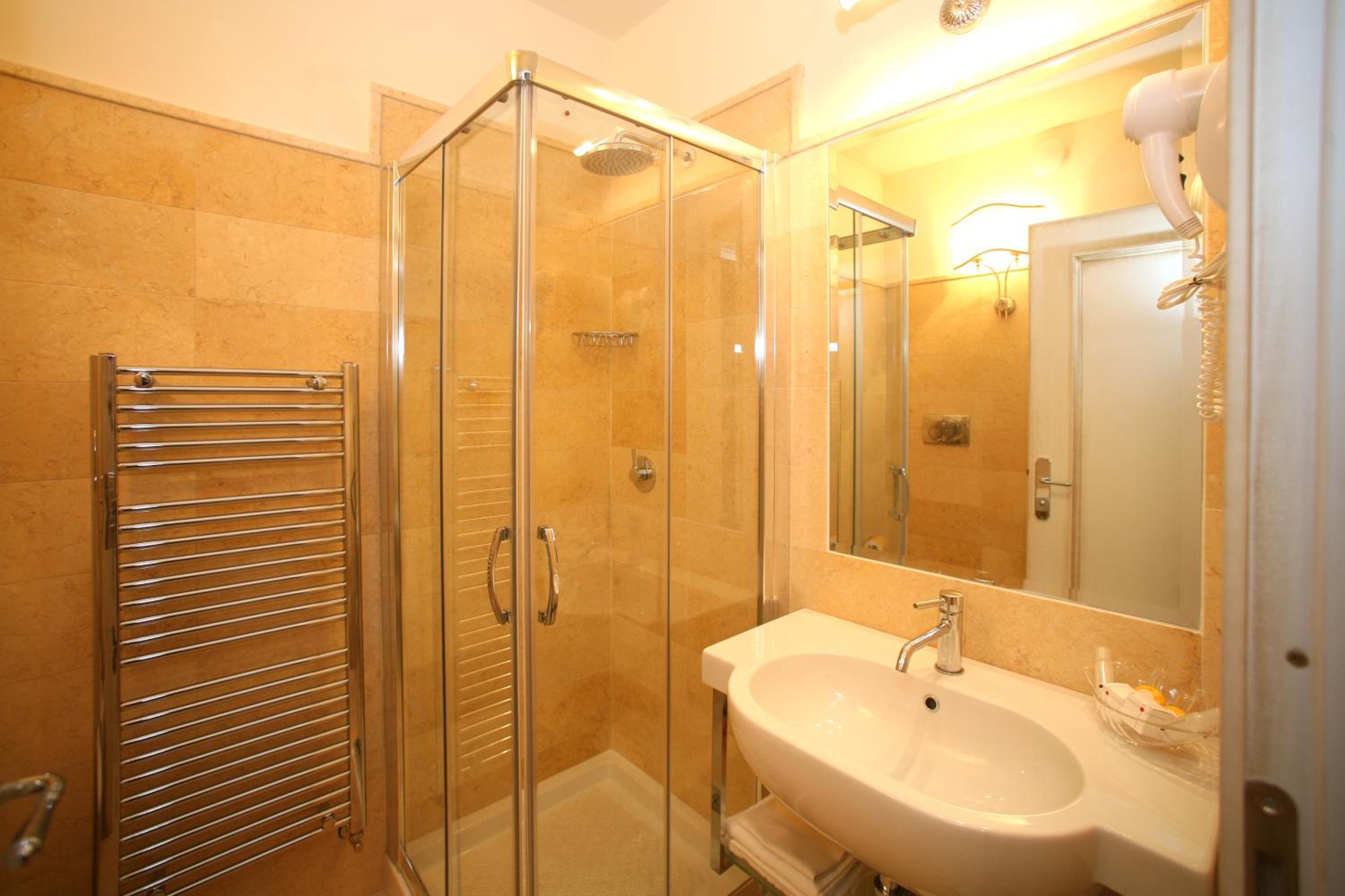 Double or Twin Room - Photo 5