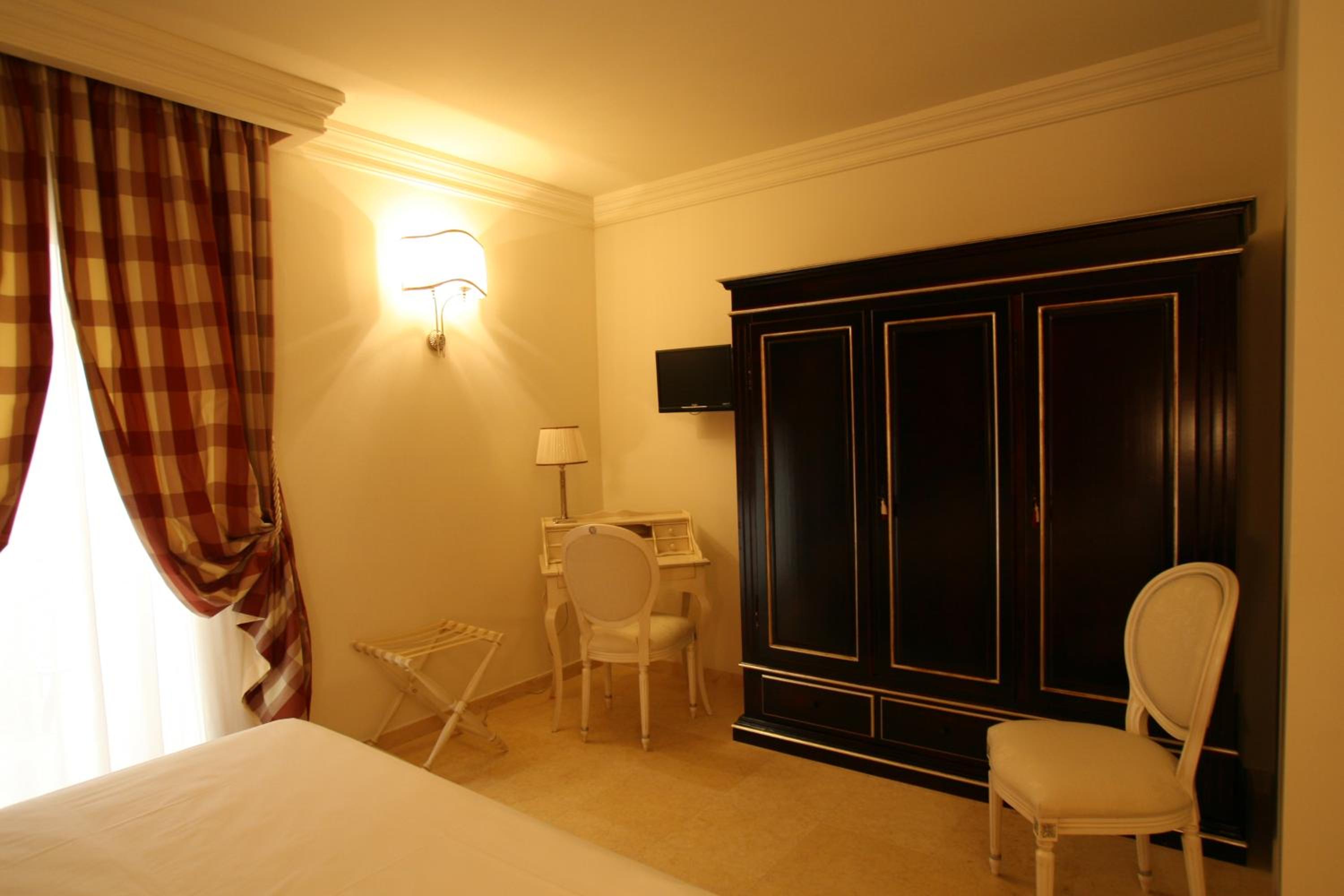 Double or Twin Room - Photo 4
