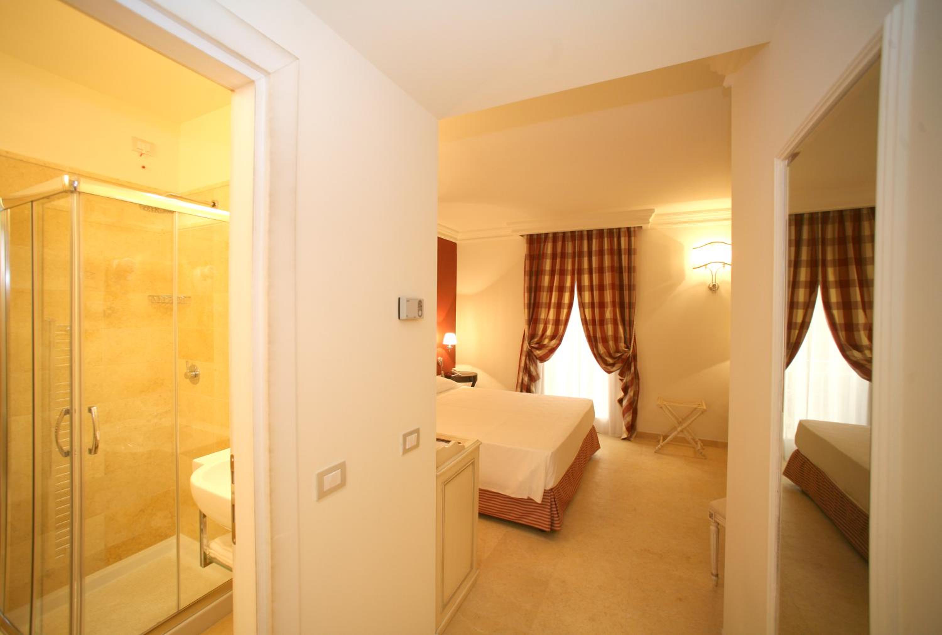 Double or Twin Room - Photo 3