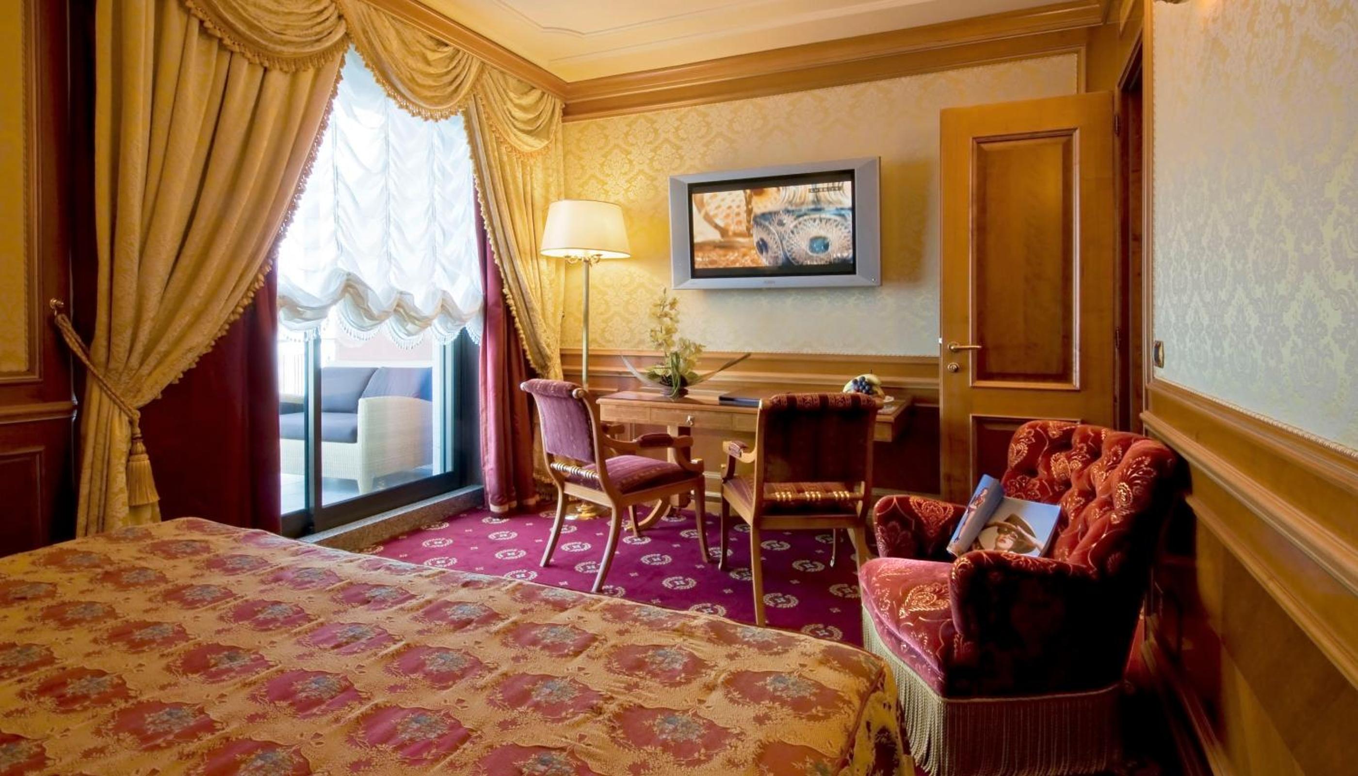 Senior Suite with Lake View - Photo 16