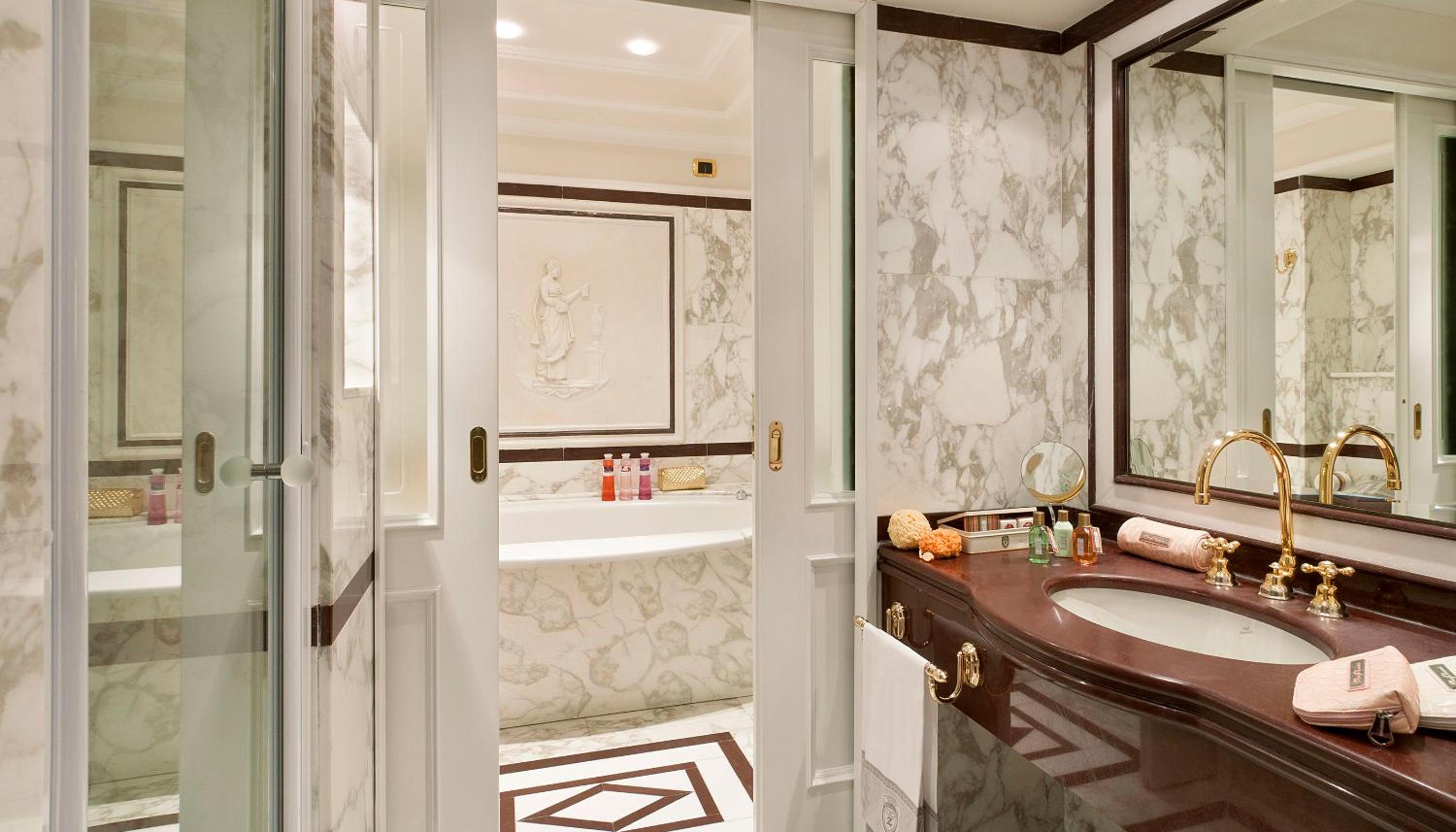 Senior Suite with Lake View - Photo 14