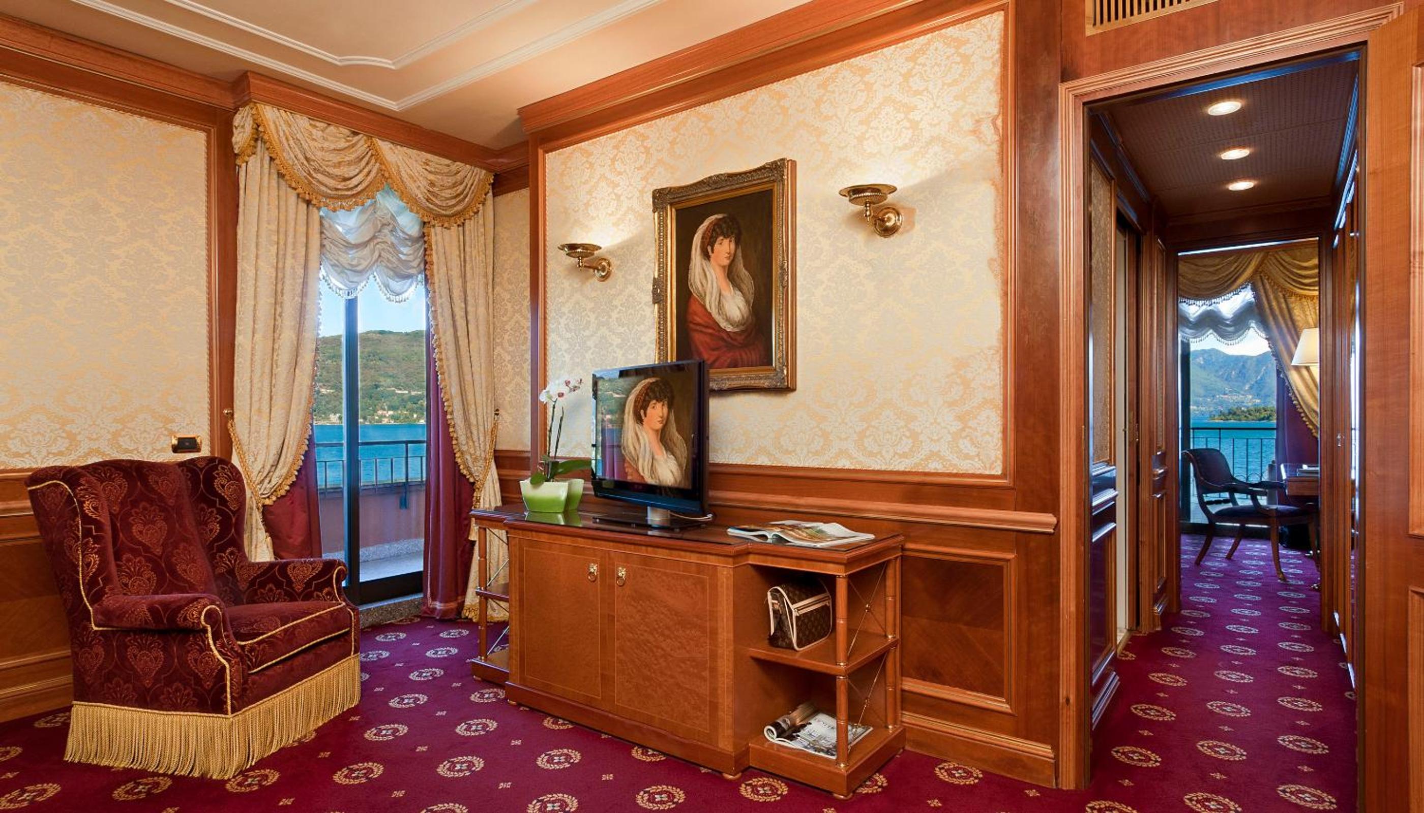 Senior Suite with Lake View - Photo 15