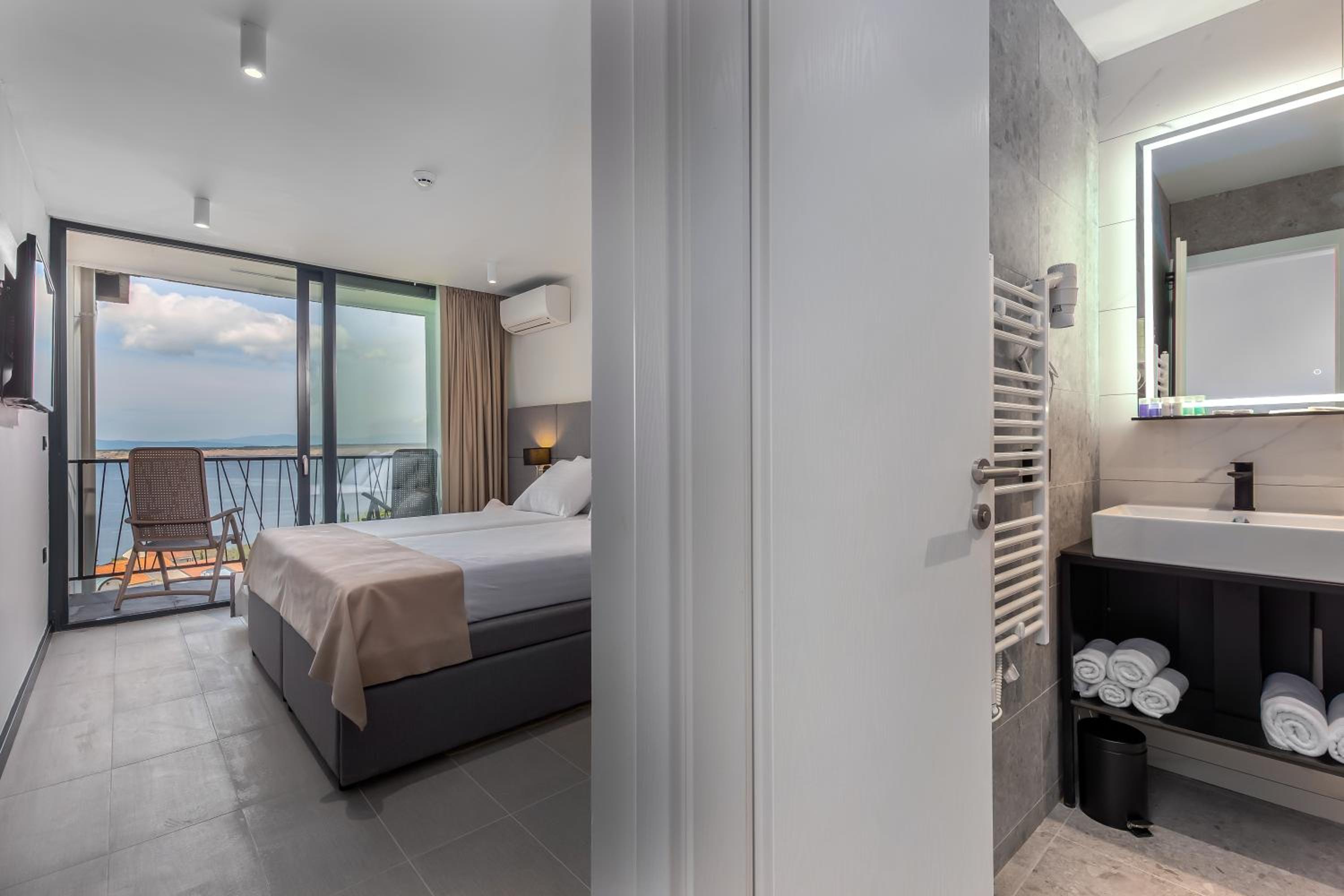 Double room with 2 Extra pull-out Beds, Sea Side View and Balcony photo 3