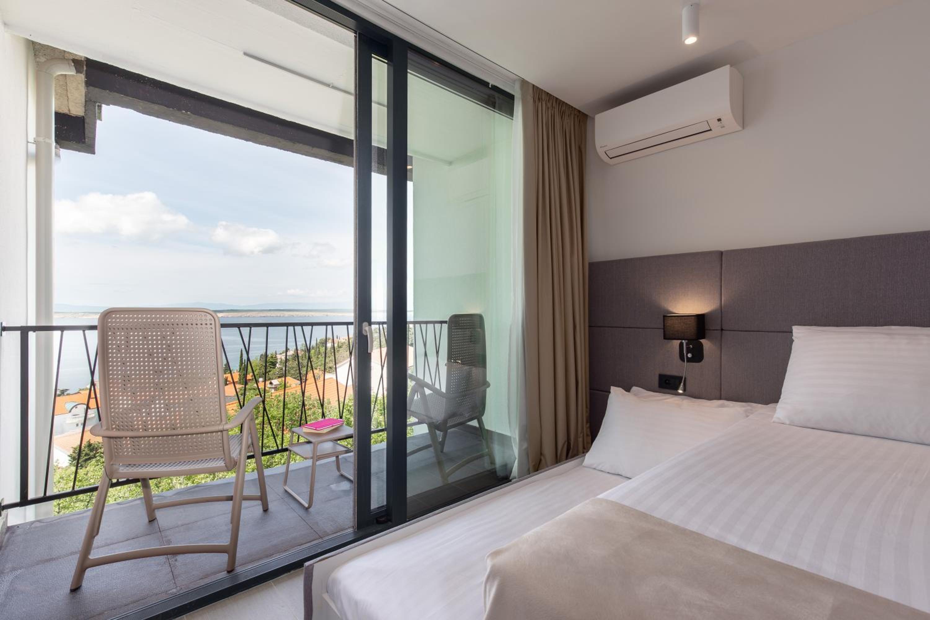 Double room with 2 Extra pull-out Beds, Sea Side View and Balcony photo 2