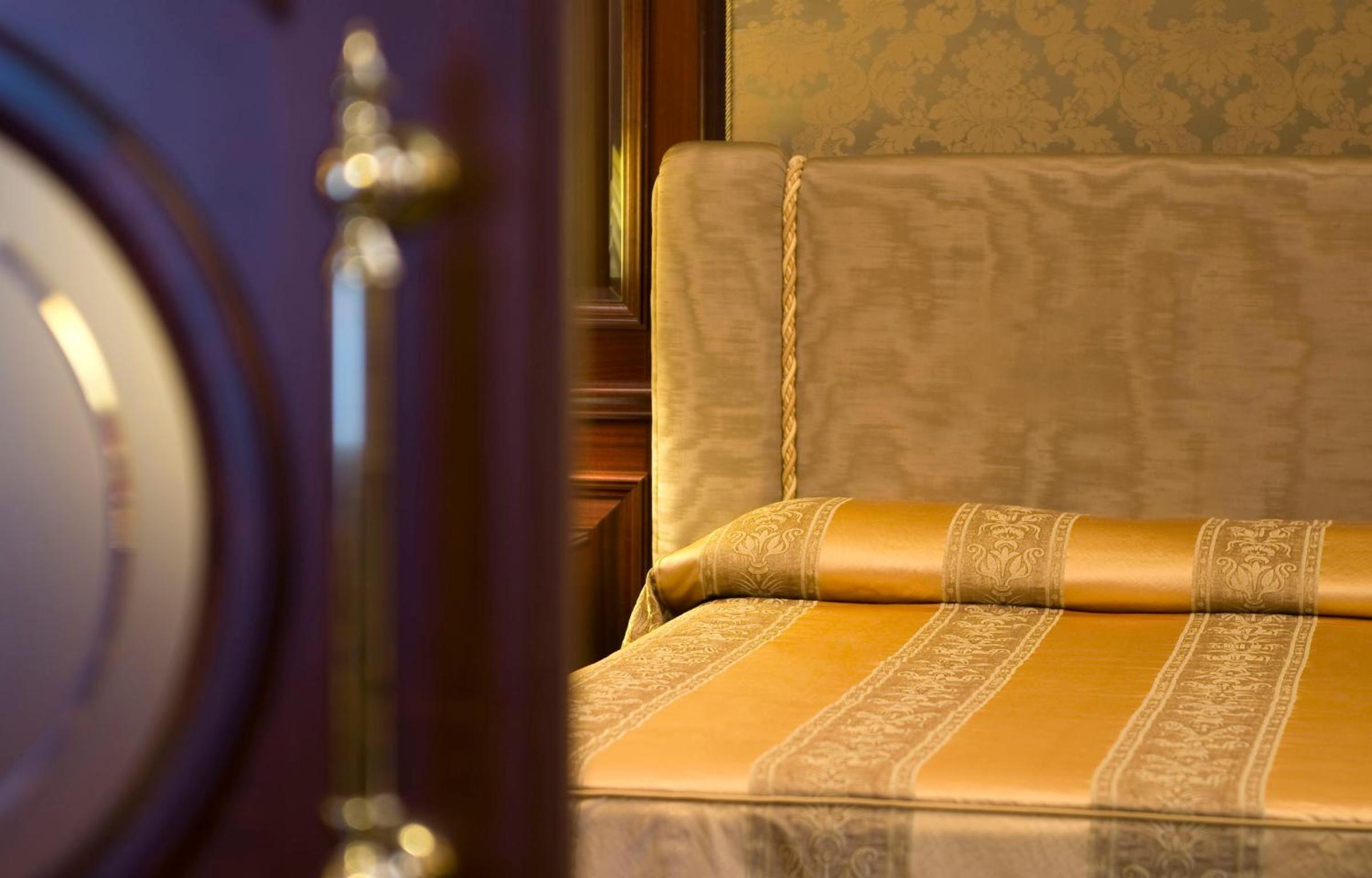 Senior Suite with Lake View - Photo 11