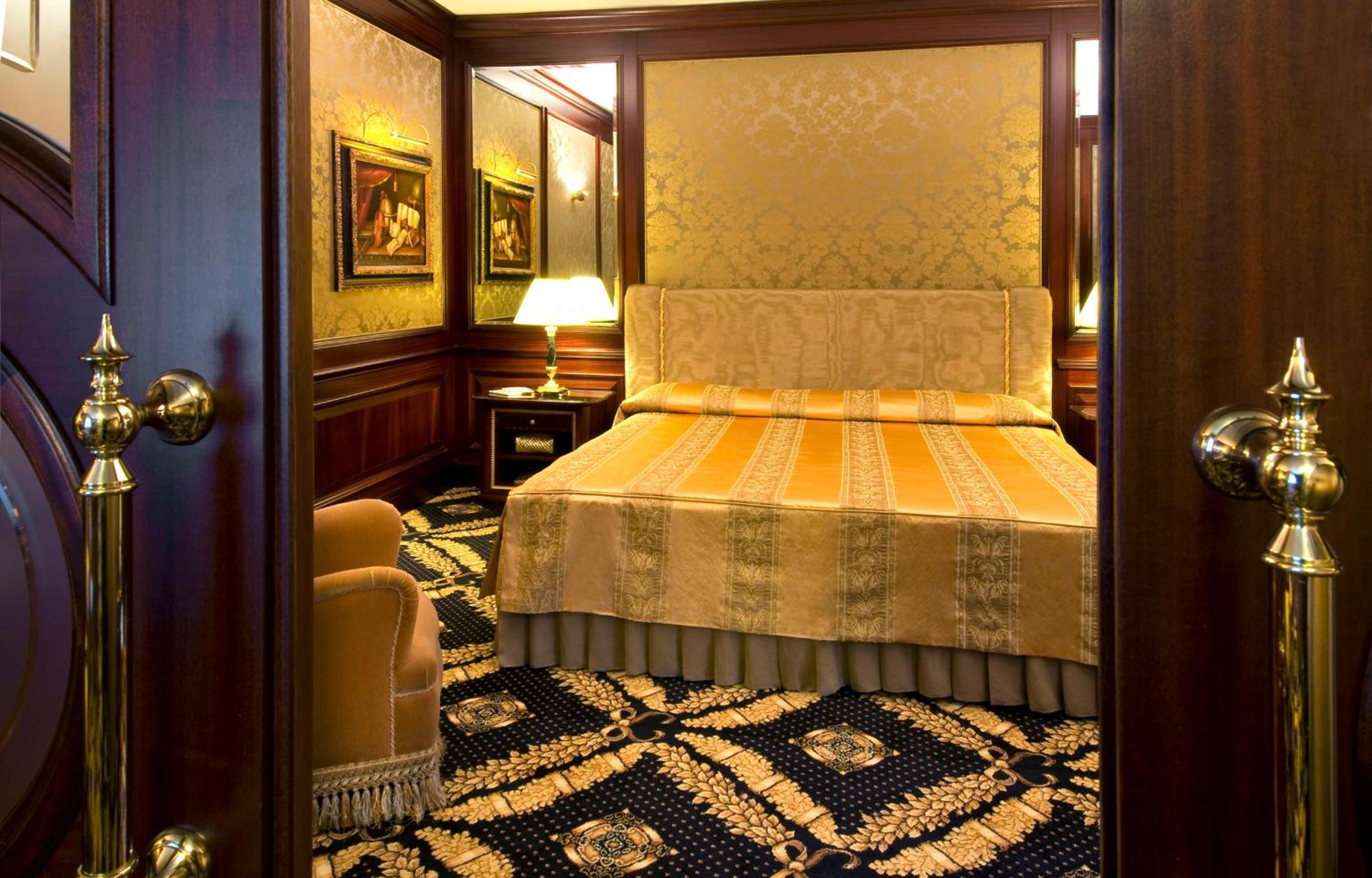 Senior Suite with Lake View - Photo 13