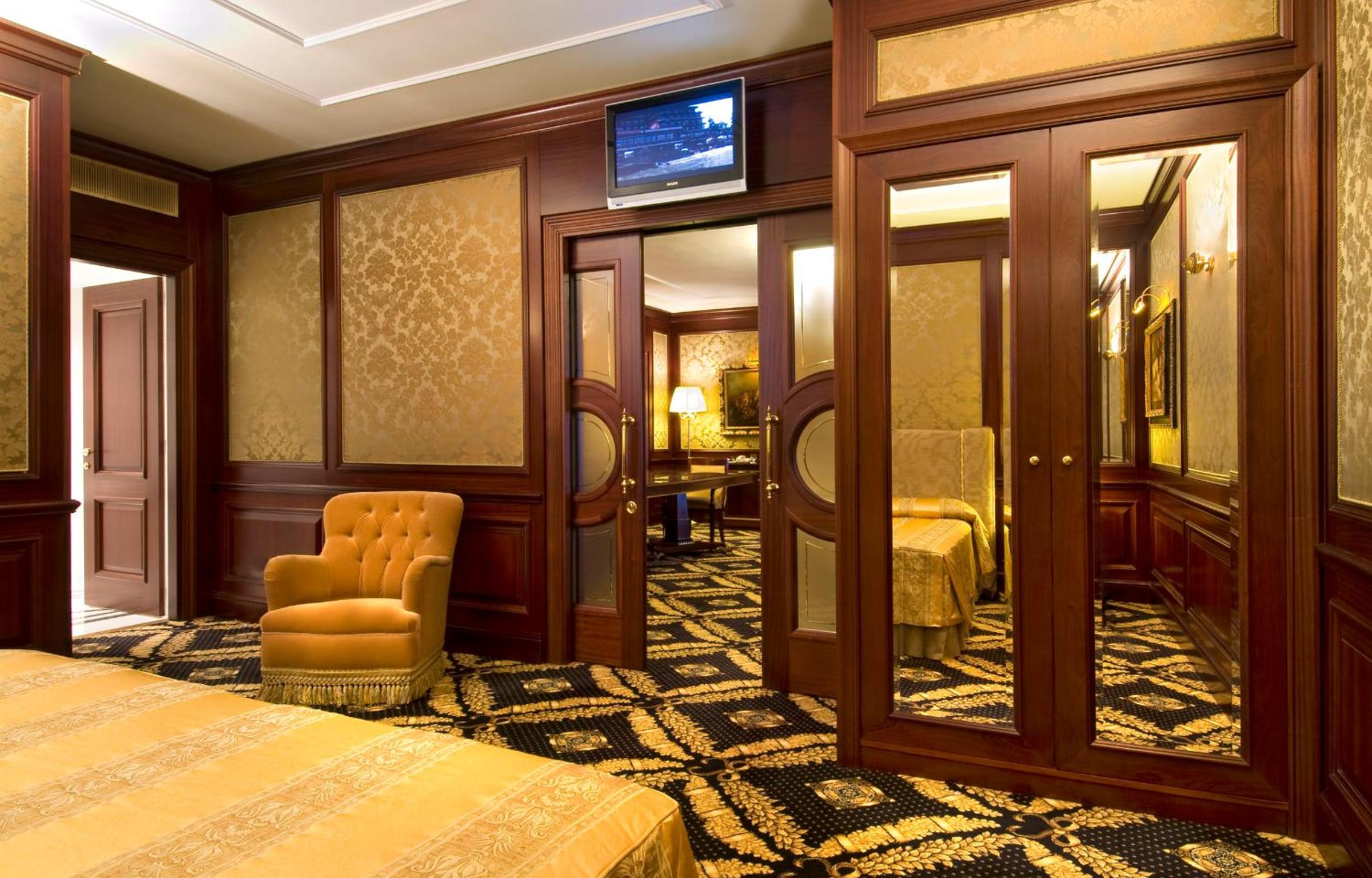 Senior Suite with Lake View - Photo 12