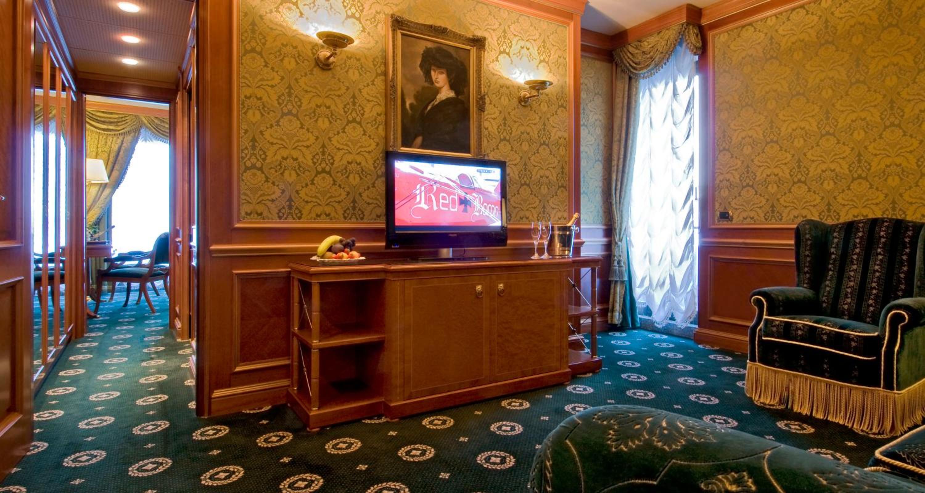 Senior Suite with Lake View - Photo 8