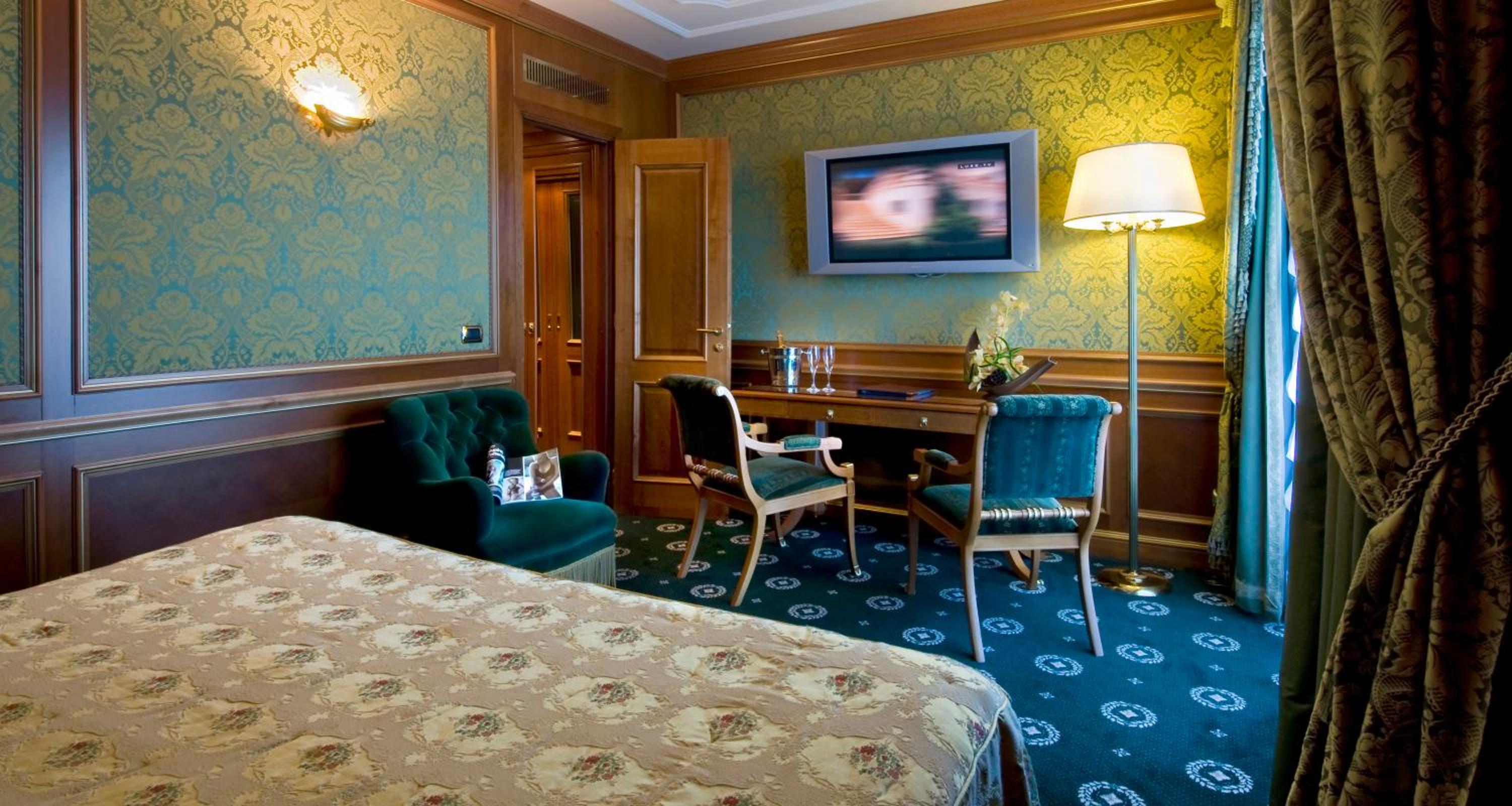 Senior Suite with Lake View - Photo 25