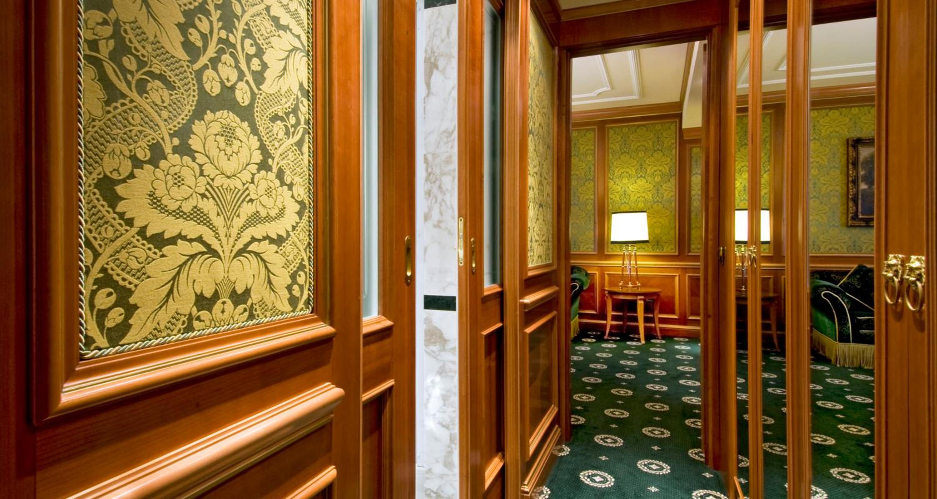 Senior Suite with Lake View - Photo 26