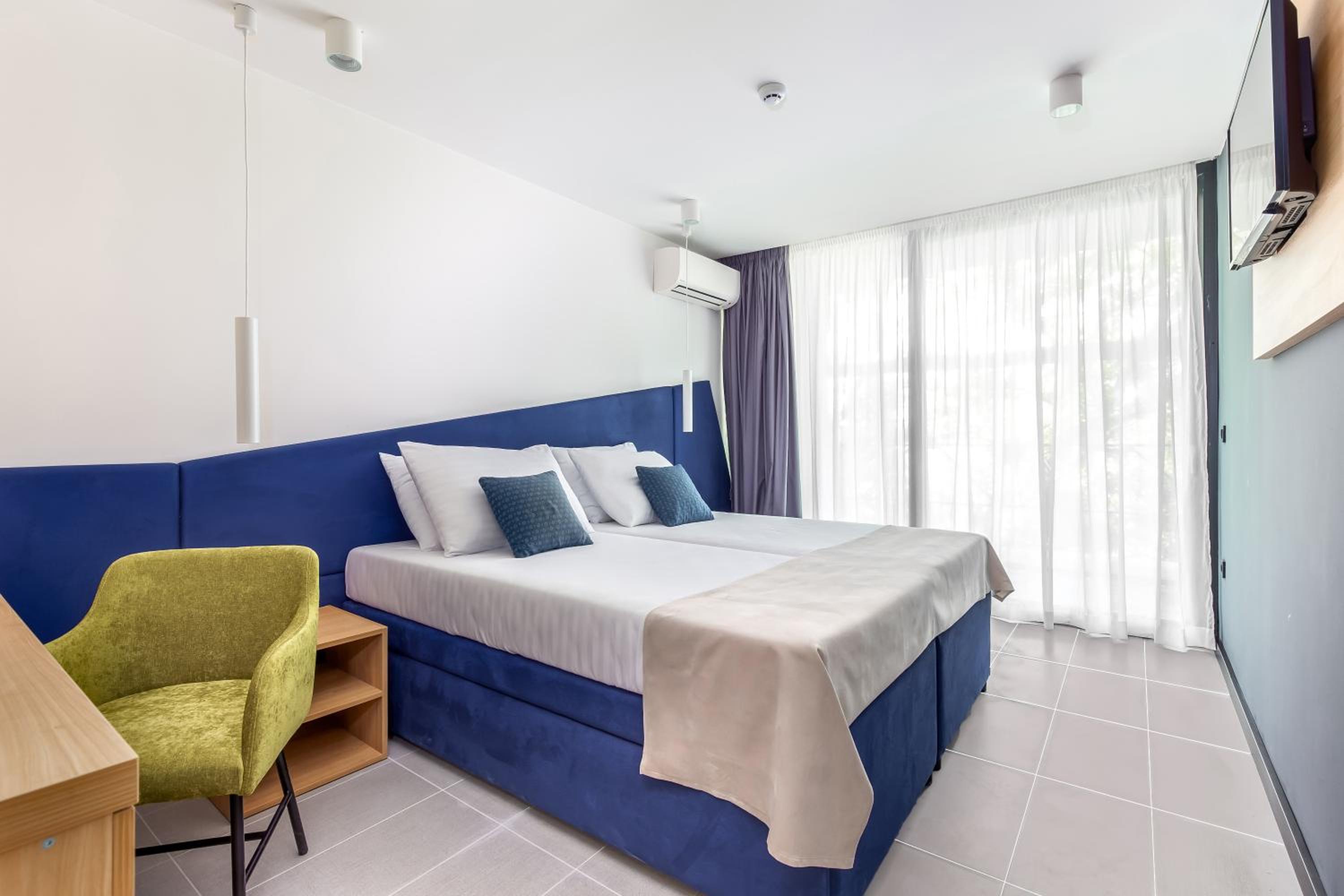 Double Room with 2 Extra Beds, Sea Side View and Balcony photo 3