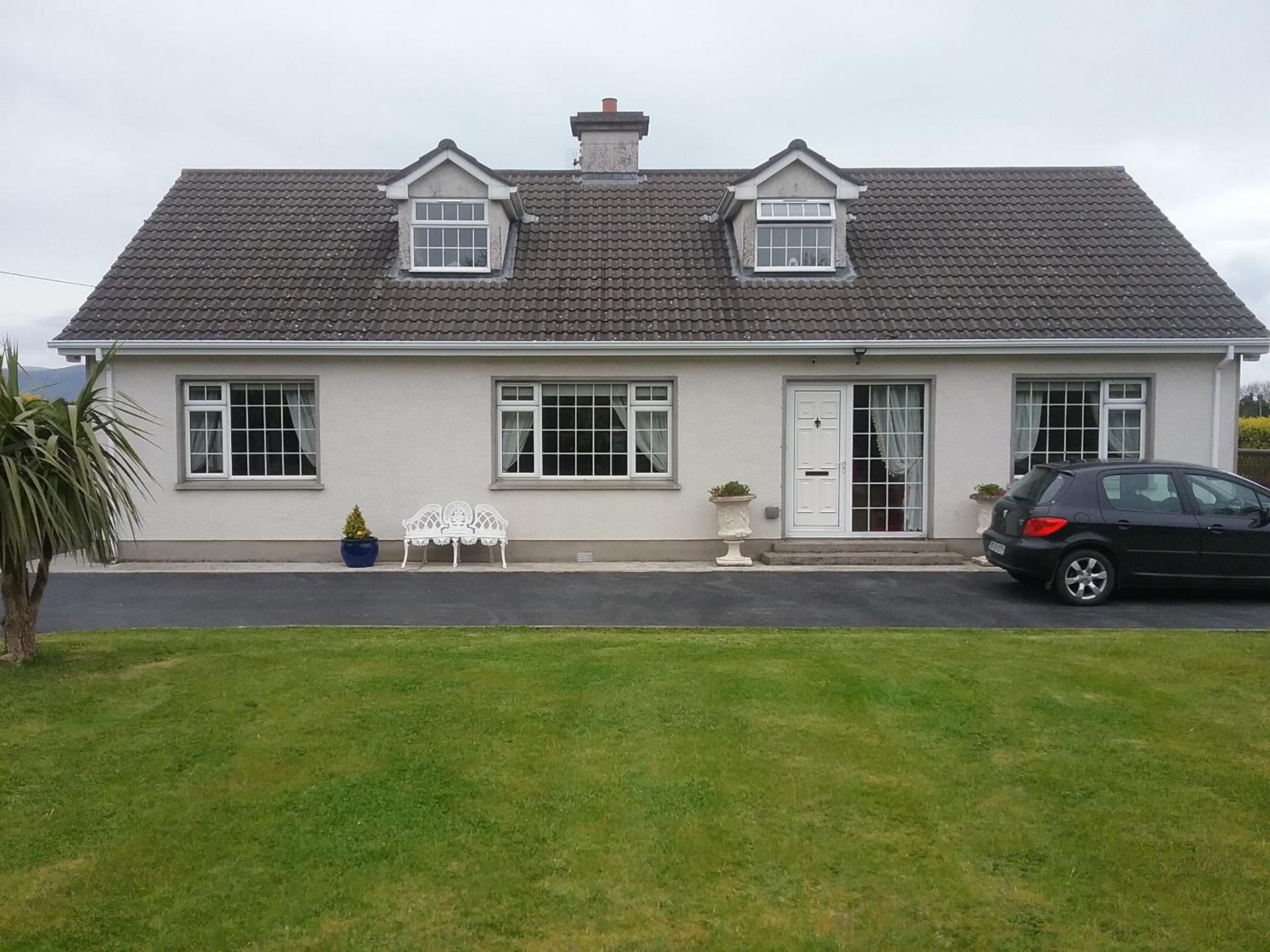 Five-Bedroom House - Photo 5