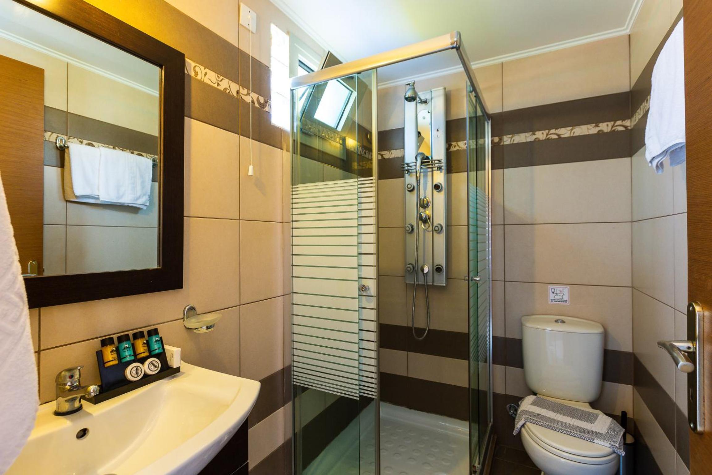 Standard Room with Pool or Mountain View - Photo 7