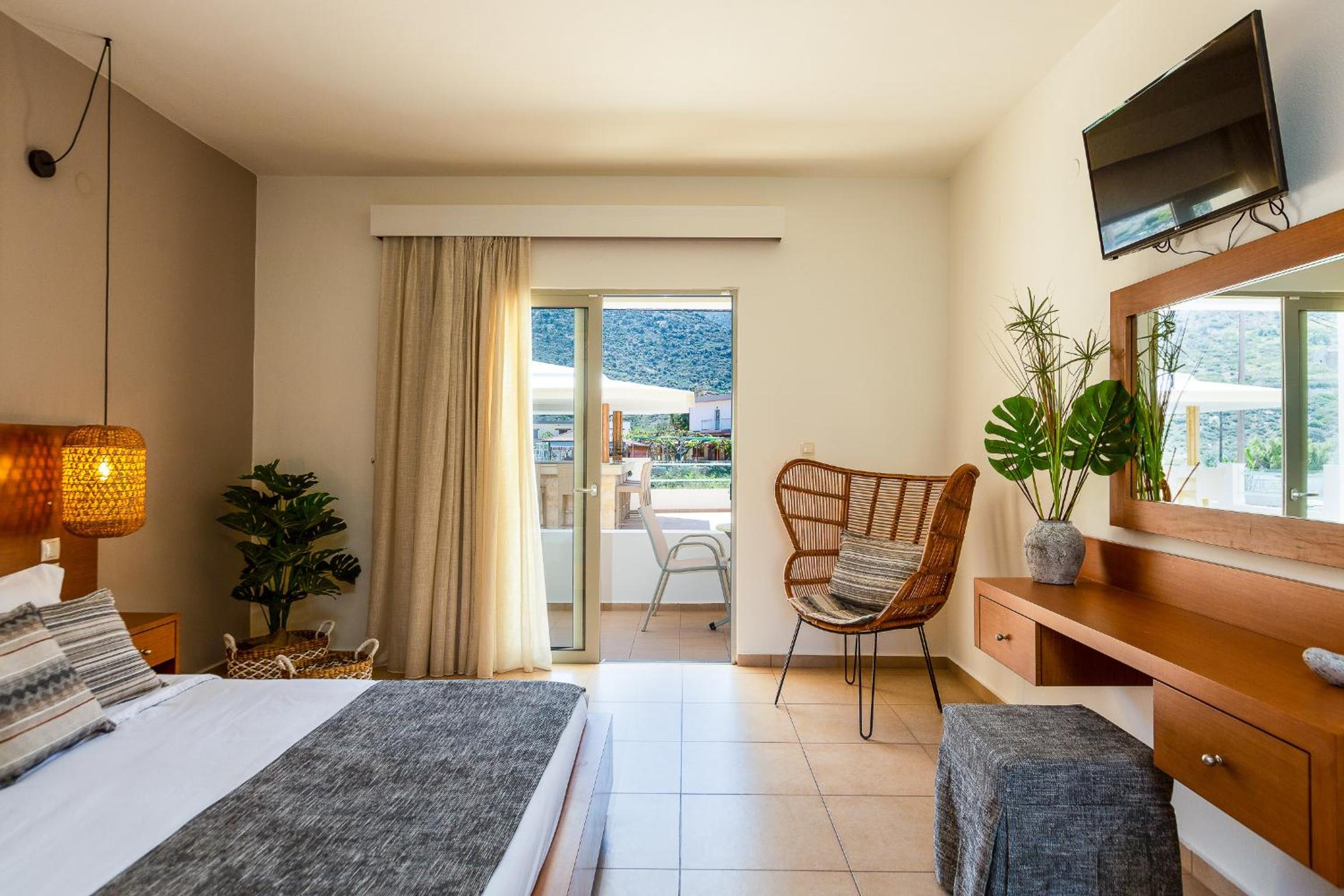 Standard Room with Pool or Mountain View - Photo 5