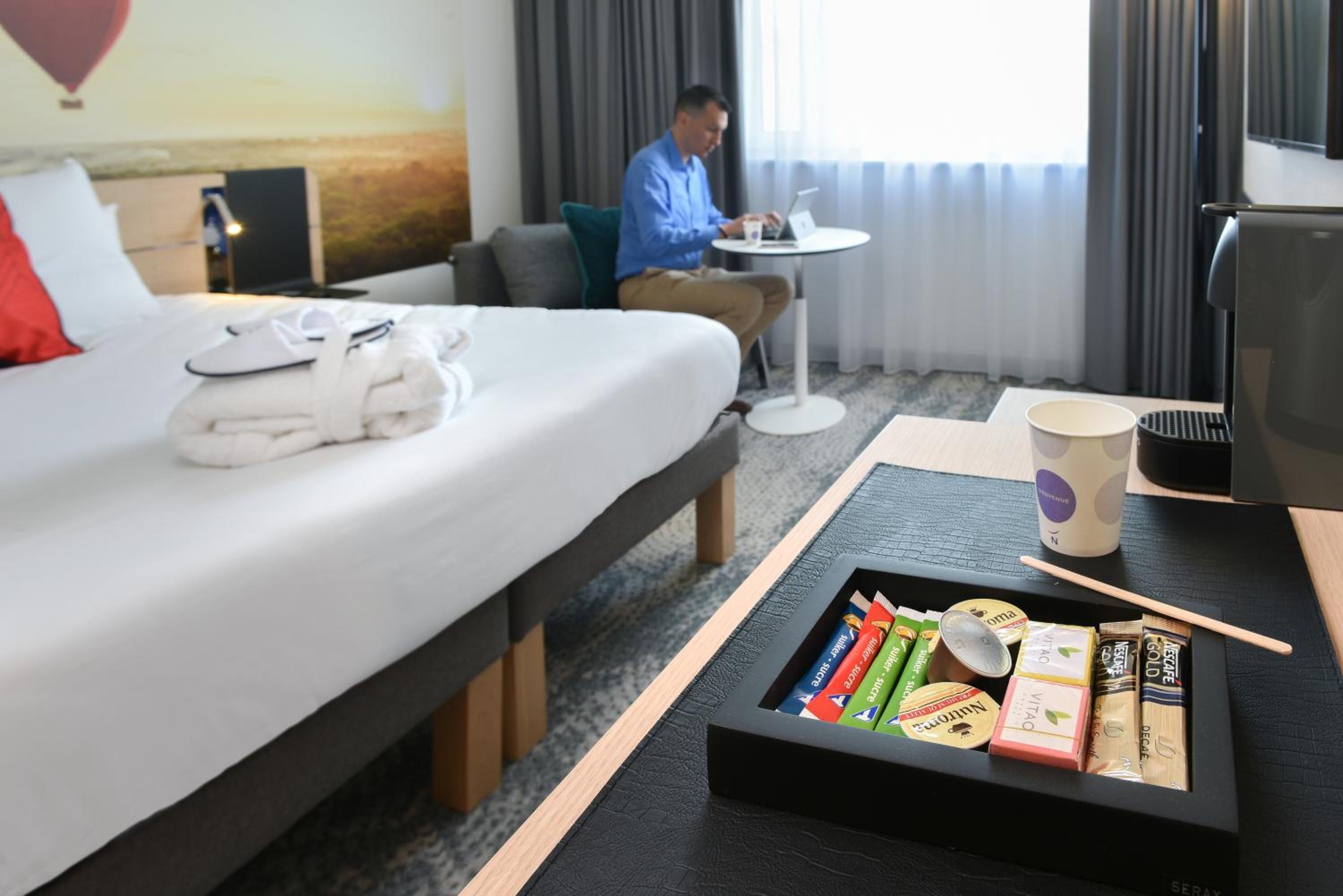 Executive Room with One Double Bed and One Single Sofa Bed  - Photo 2