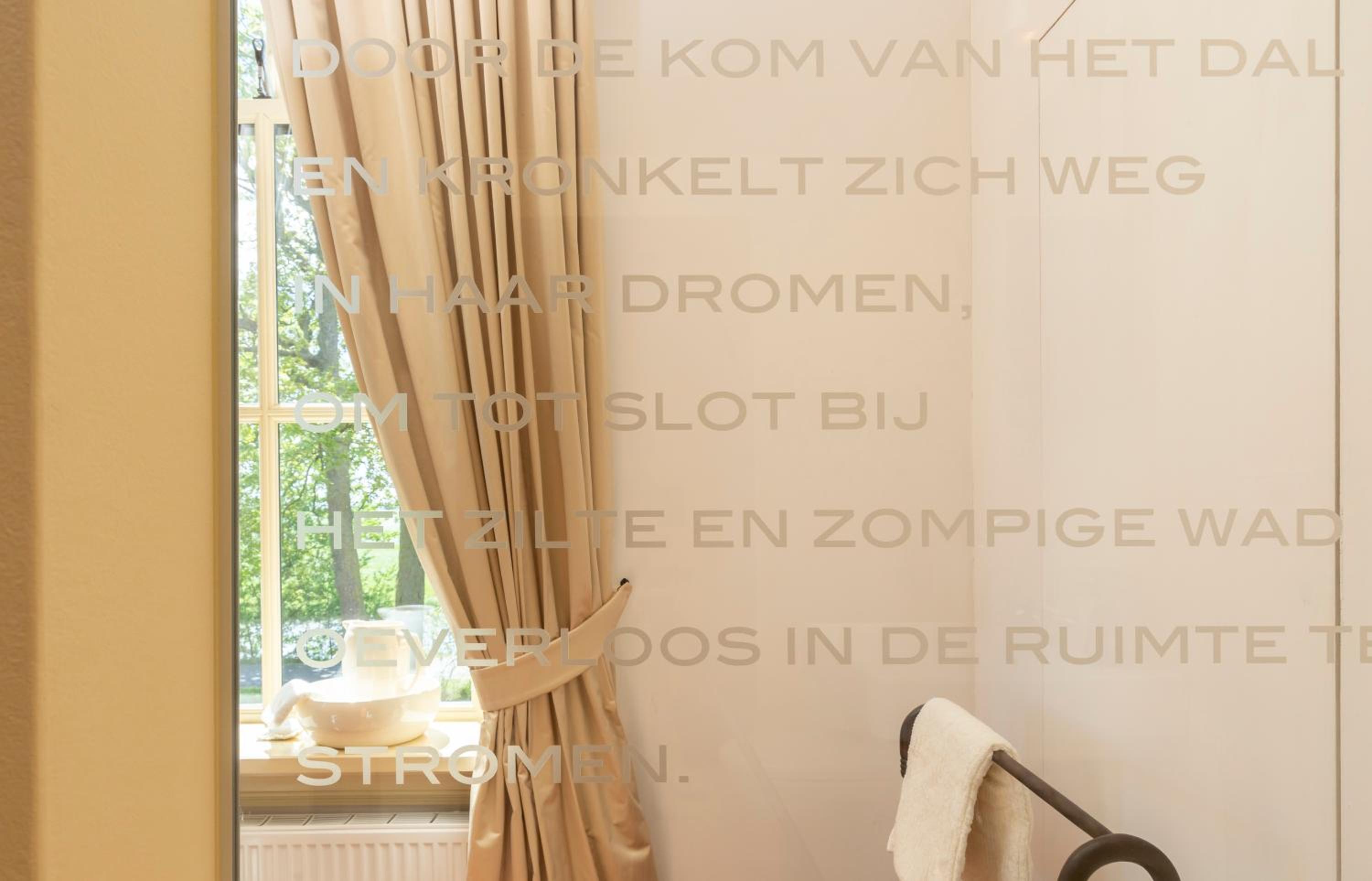 Deluxe King Room - Photo 7