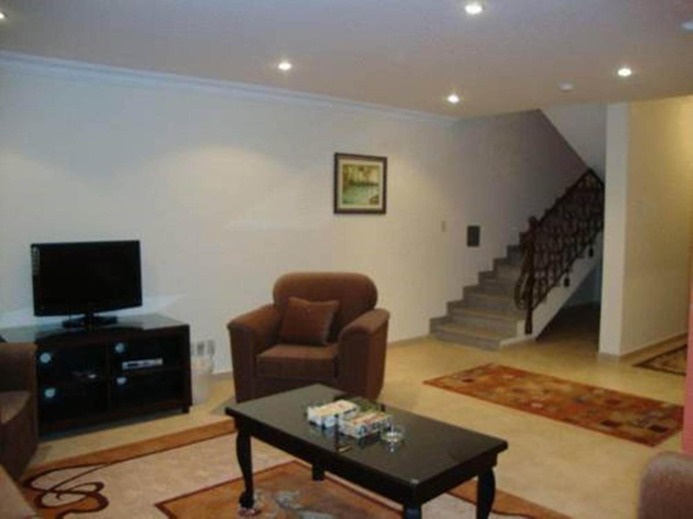 Deluxe Three-Bedroom Apartment photo 2