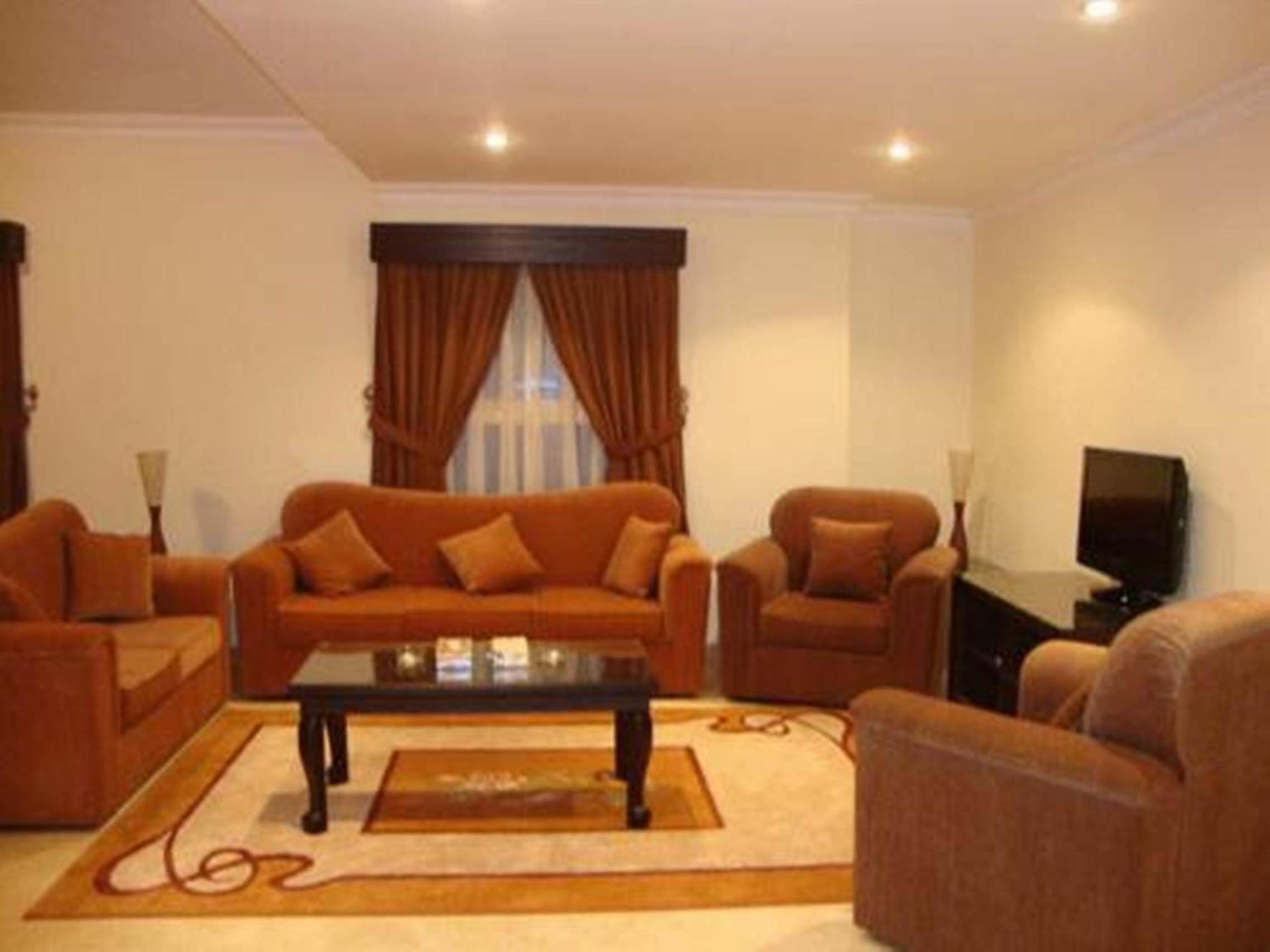 Deluxe Three-Bedroom Apartment photo 3