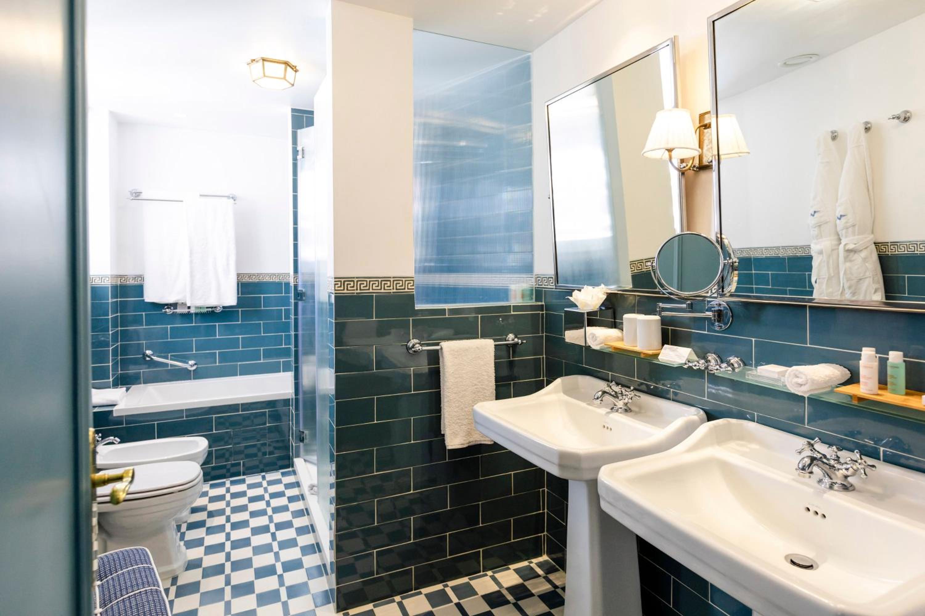 Suite with Sea View - Photo 13