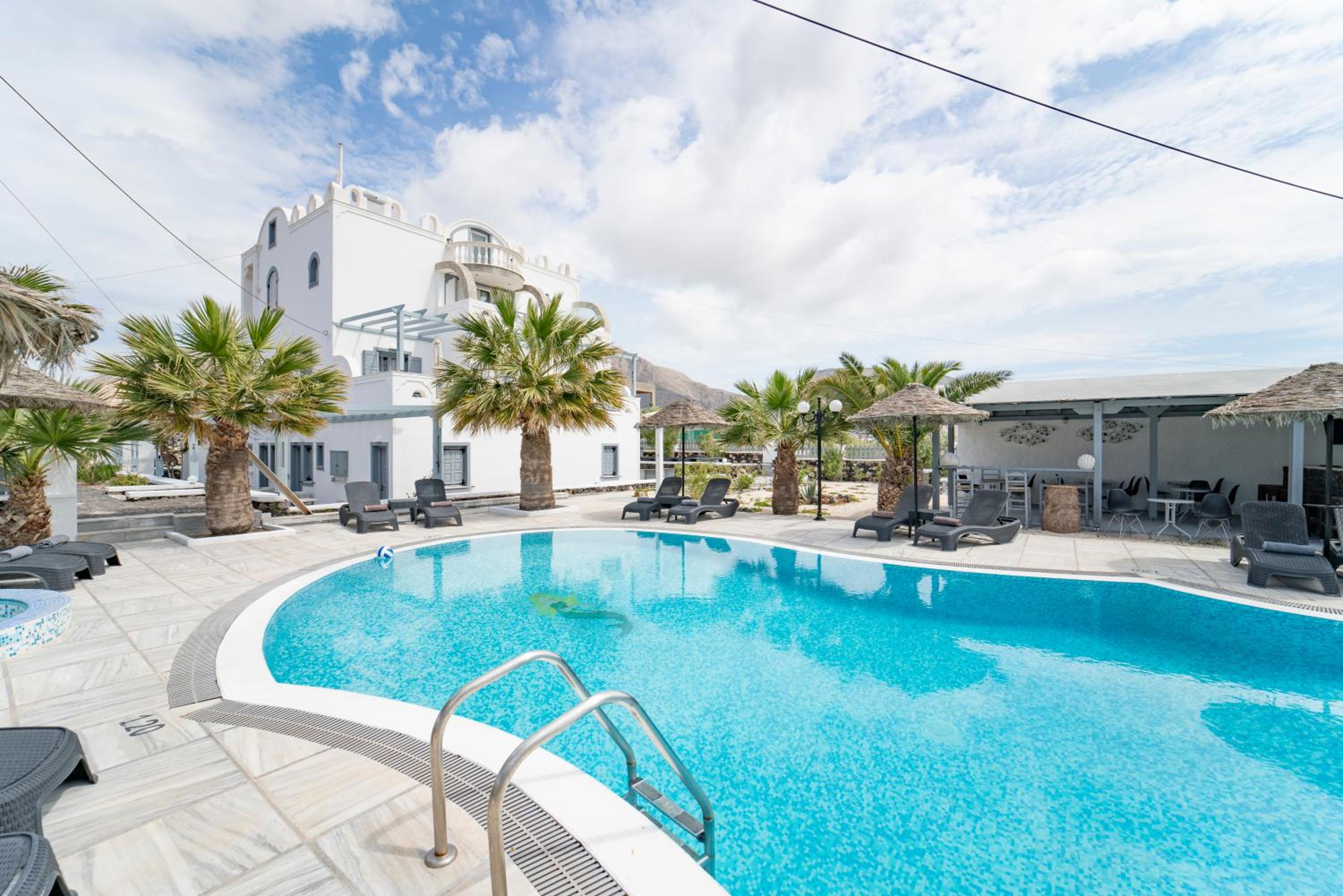 Studio with Pool View - Upper Level - Photo 3