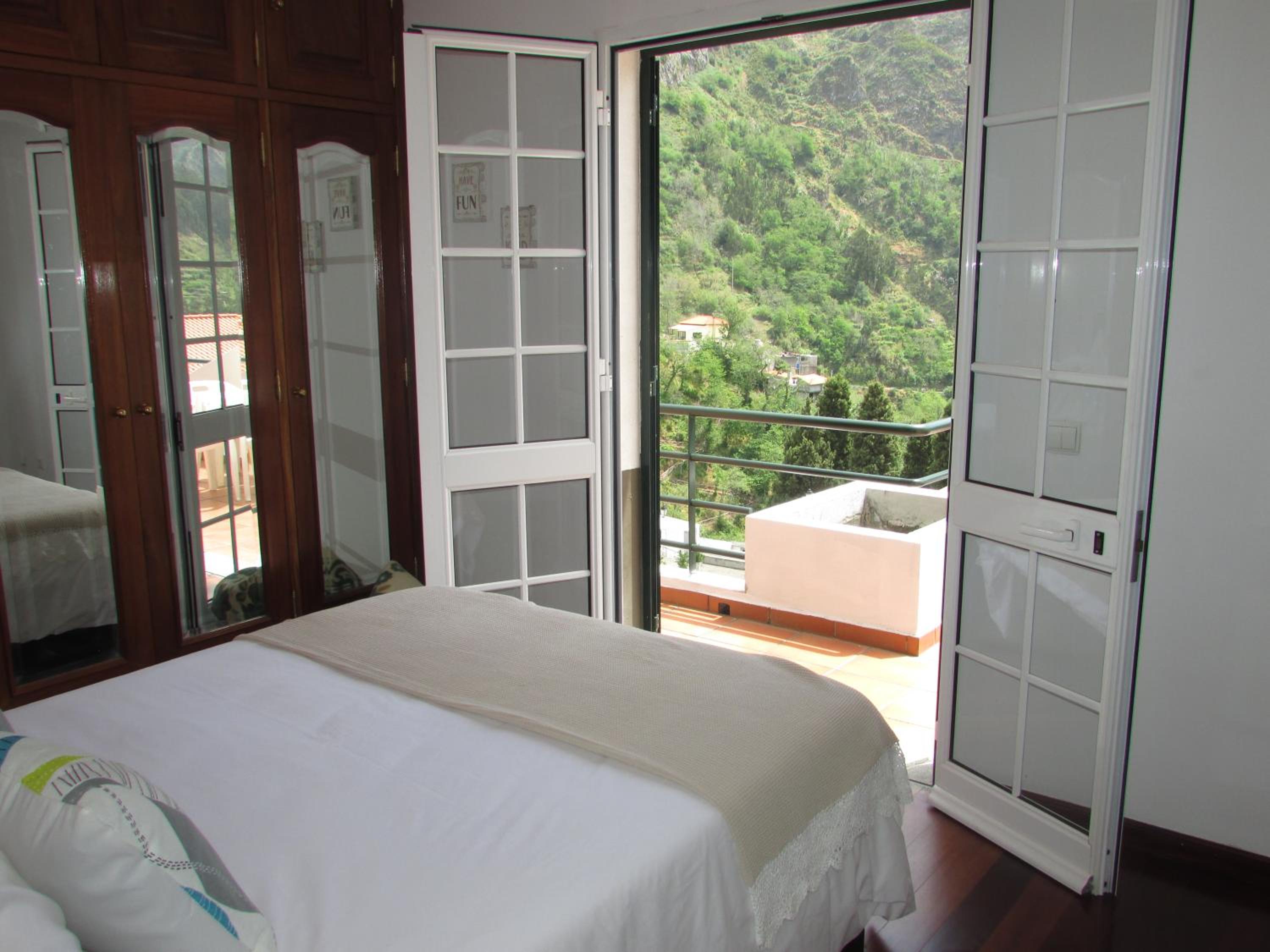 Apartment with Mountain View - Photo 3