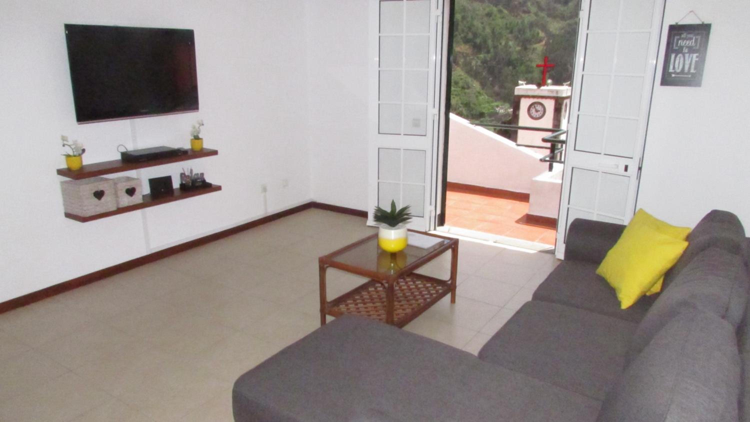 Apartment with Mountain View - Photo 13
