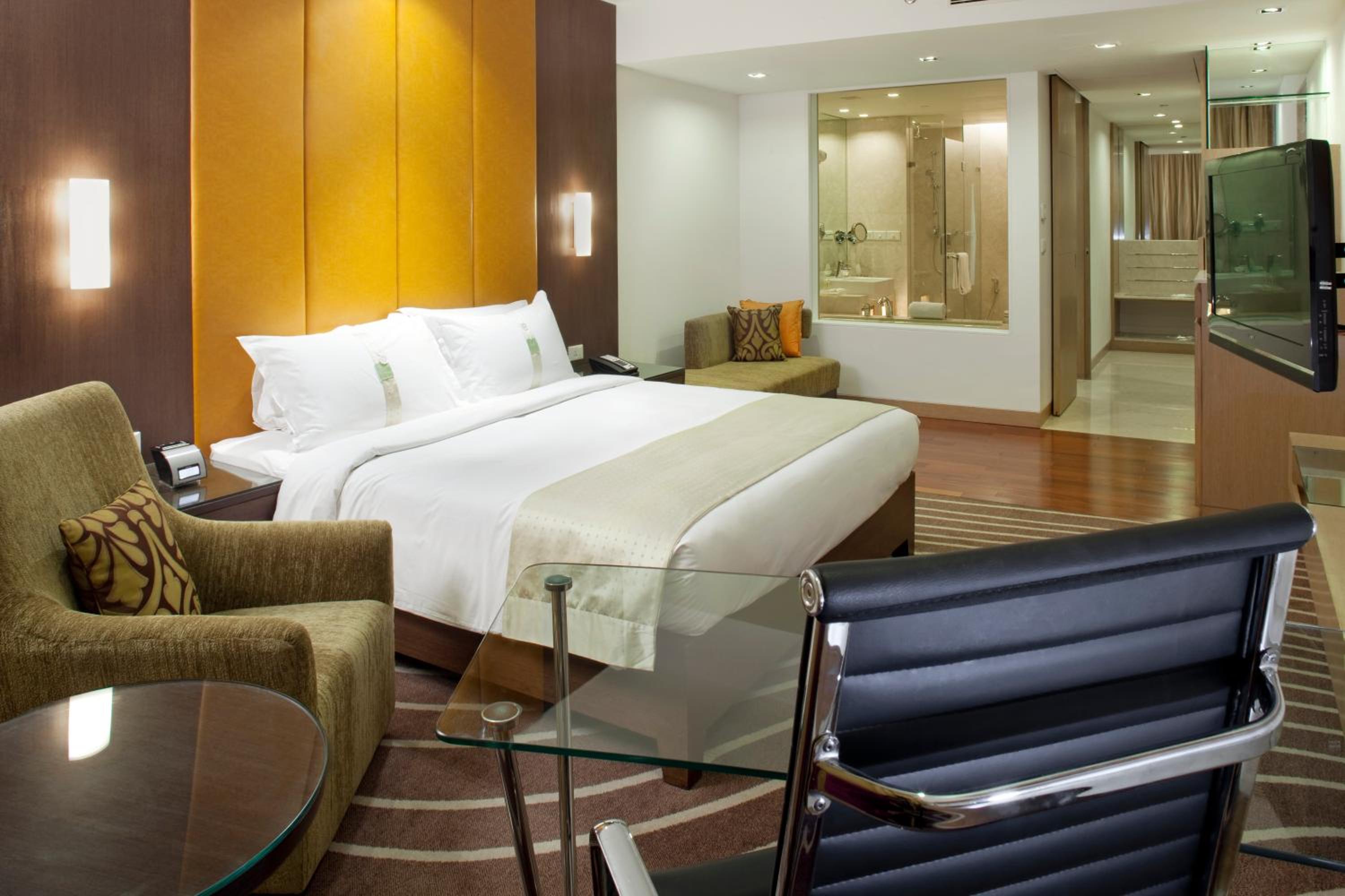 Premium King Room with Lounge Access - Smoking - Photo 8