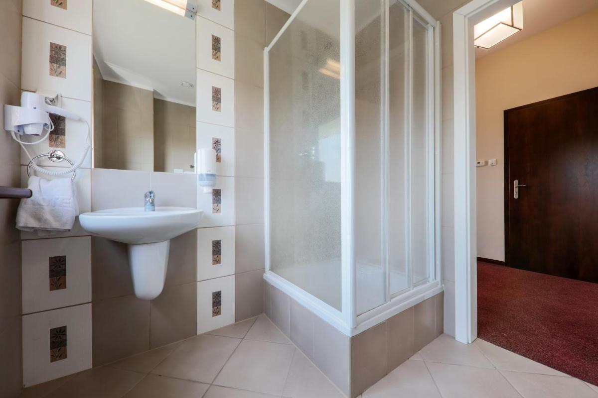 Quadruple Room with Private Bathroom photo 2