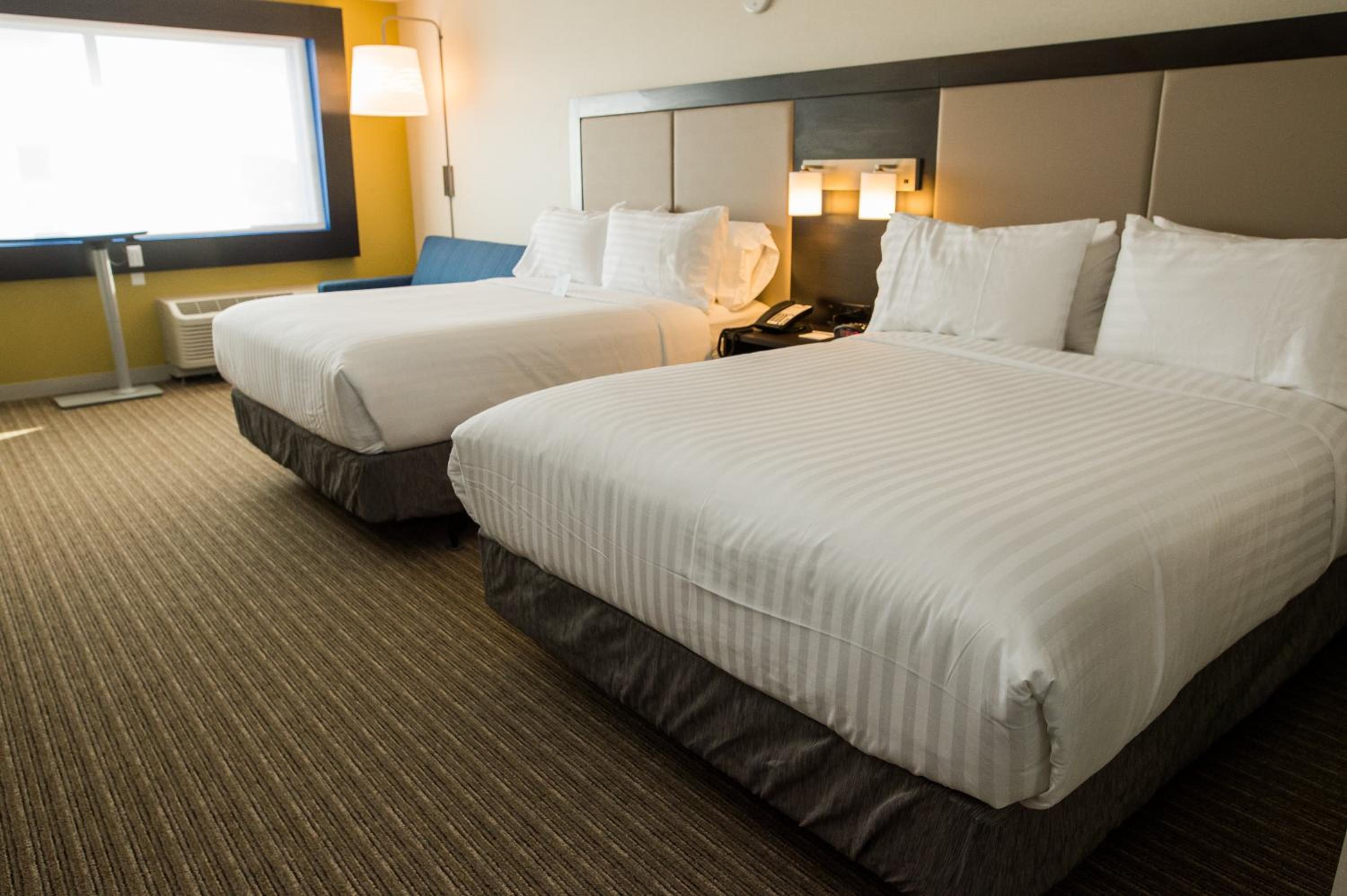 Standard Queen Room with Two Queen Beds and Mobility Accessible Tub
