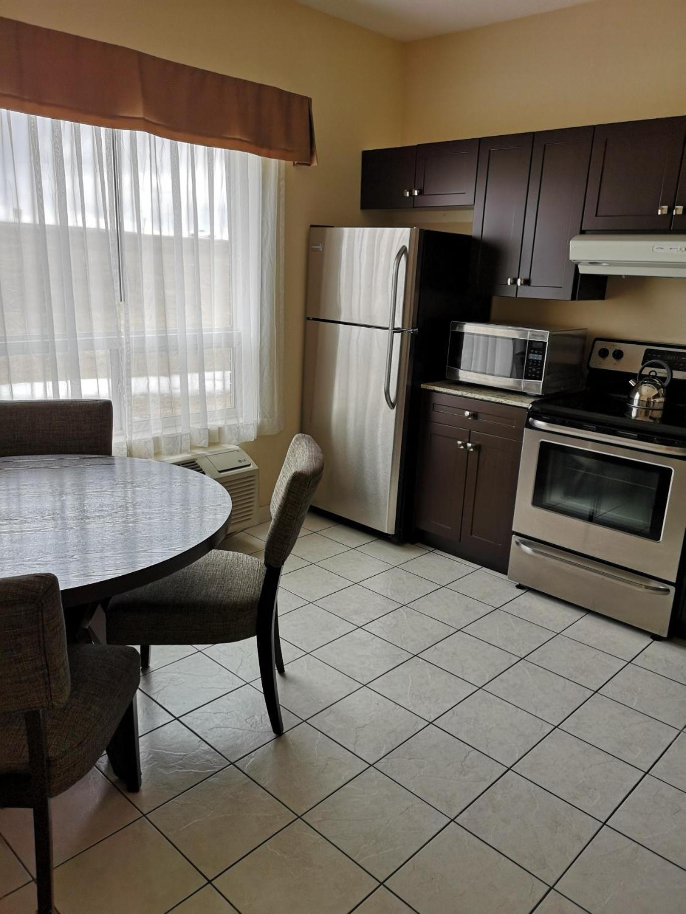 King Room with Kitchen - Photo 5