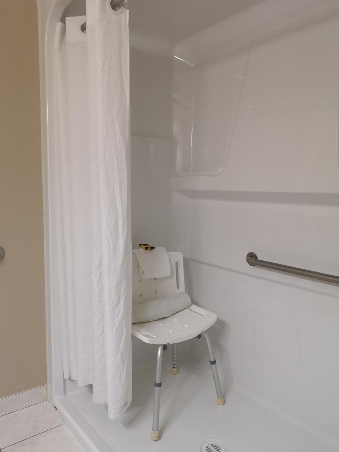 Queen Room with Roll-In Shower - Mobility Accessible/Non-Smoking - Photo 3