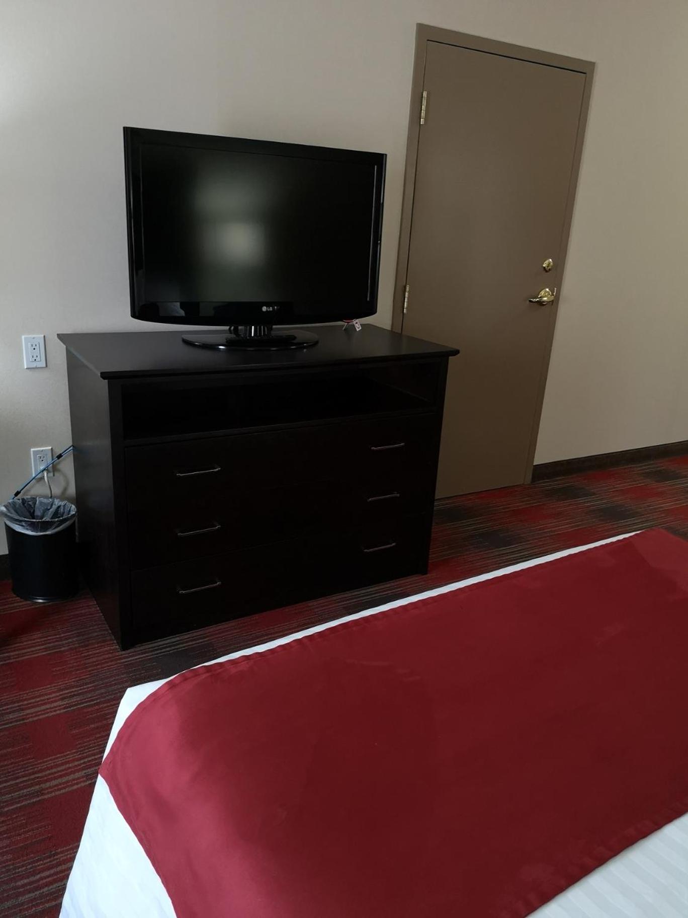 Queen Room with Roll-In Shower - Mobility Accessible/Non-Smoking - Photo 2