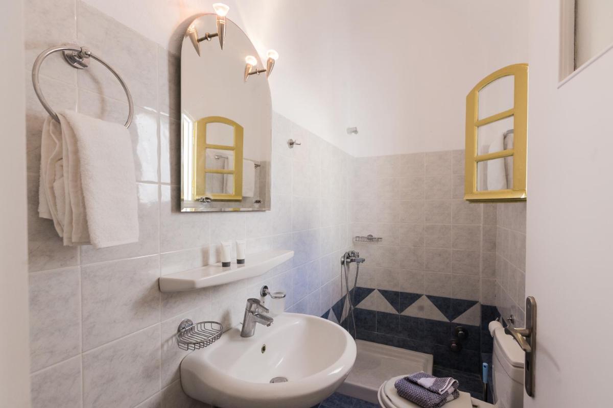 Standard Double or Twin Room - Photo 9