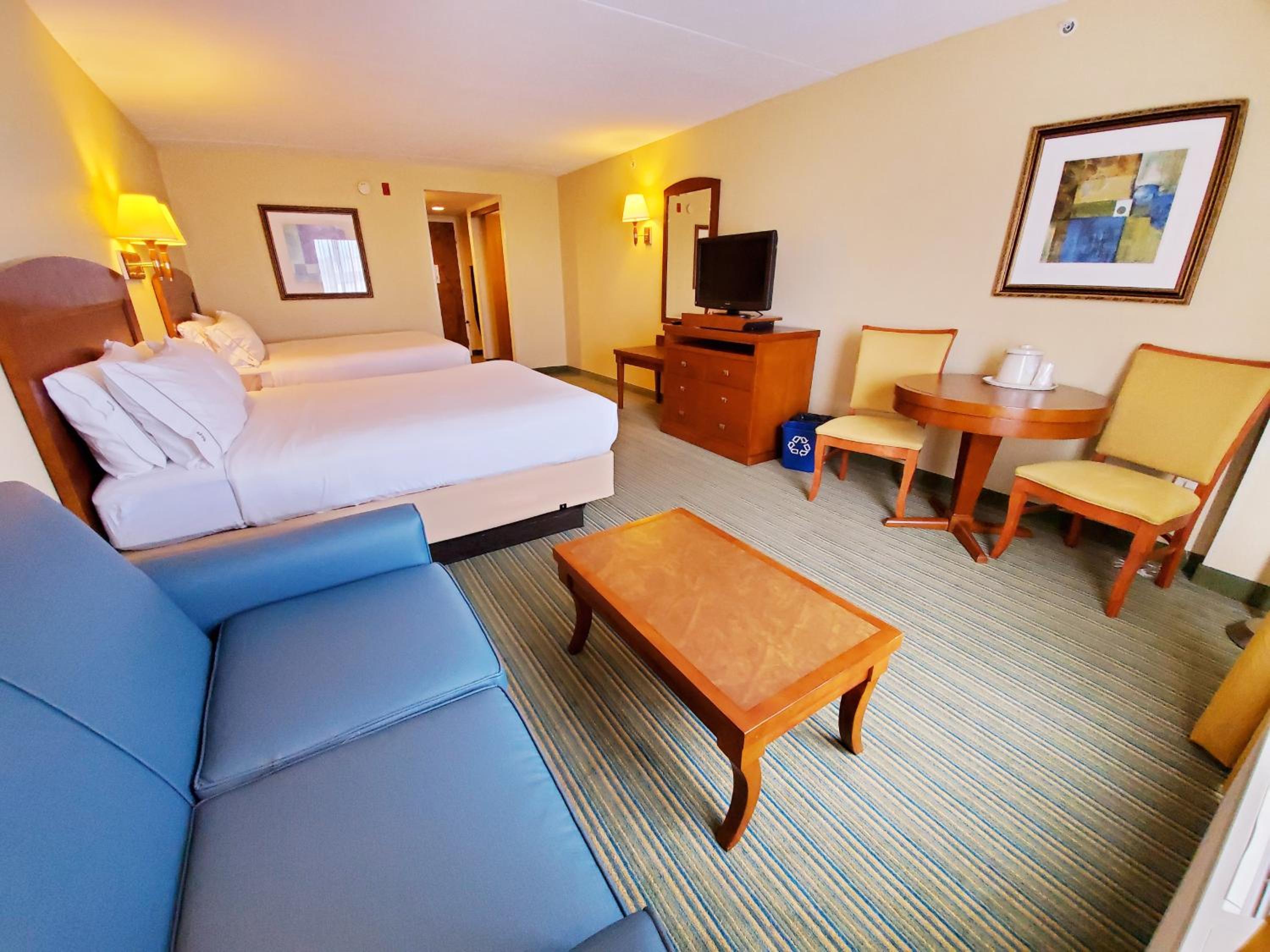 Deluxe Queen Room With Two Queen Beds - Non-Smoking photo 3