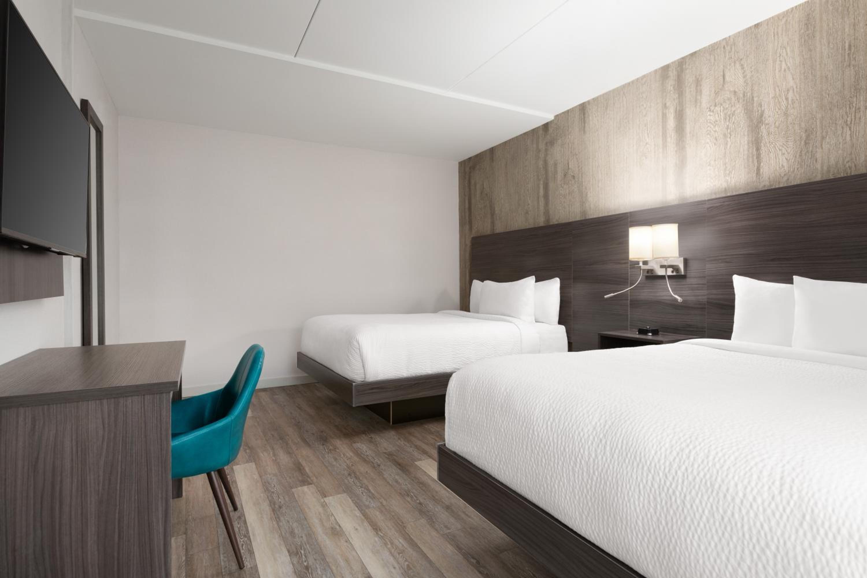 Deluxe Room with Two Queen Beds and Pullout Couch - Non-Smoking - Photo 3