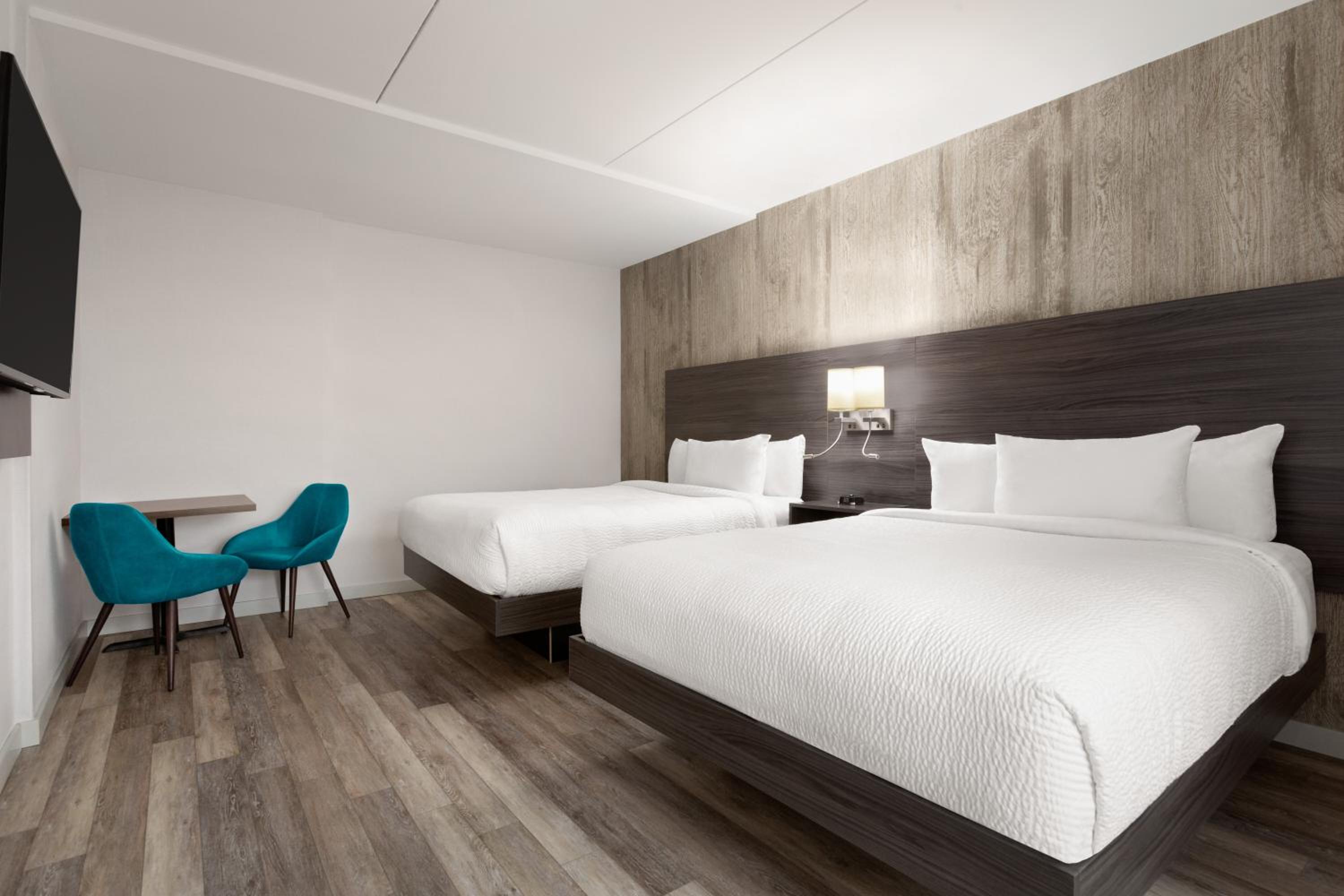Queen Room with Two Queen Beds - First Floor/Non-Smoking - Photo 2