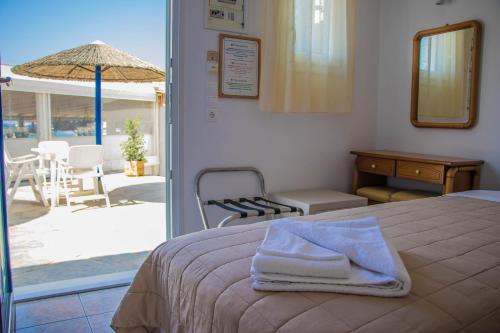 Standard Double or Twin Room with Partial Sea View photo 3