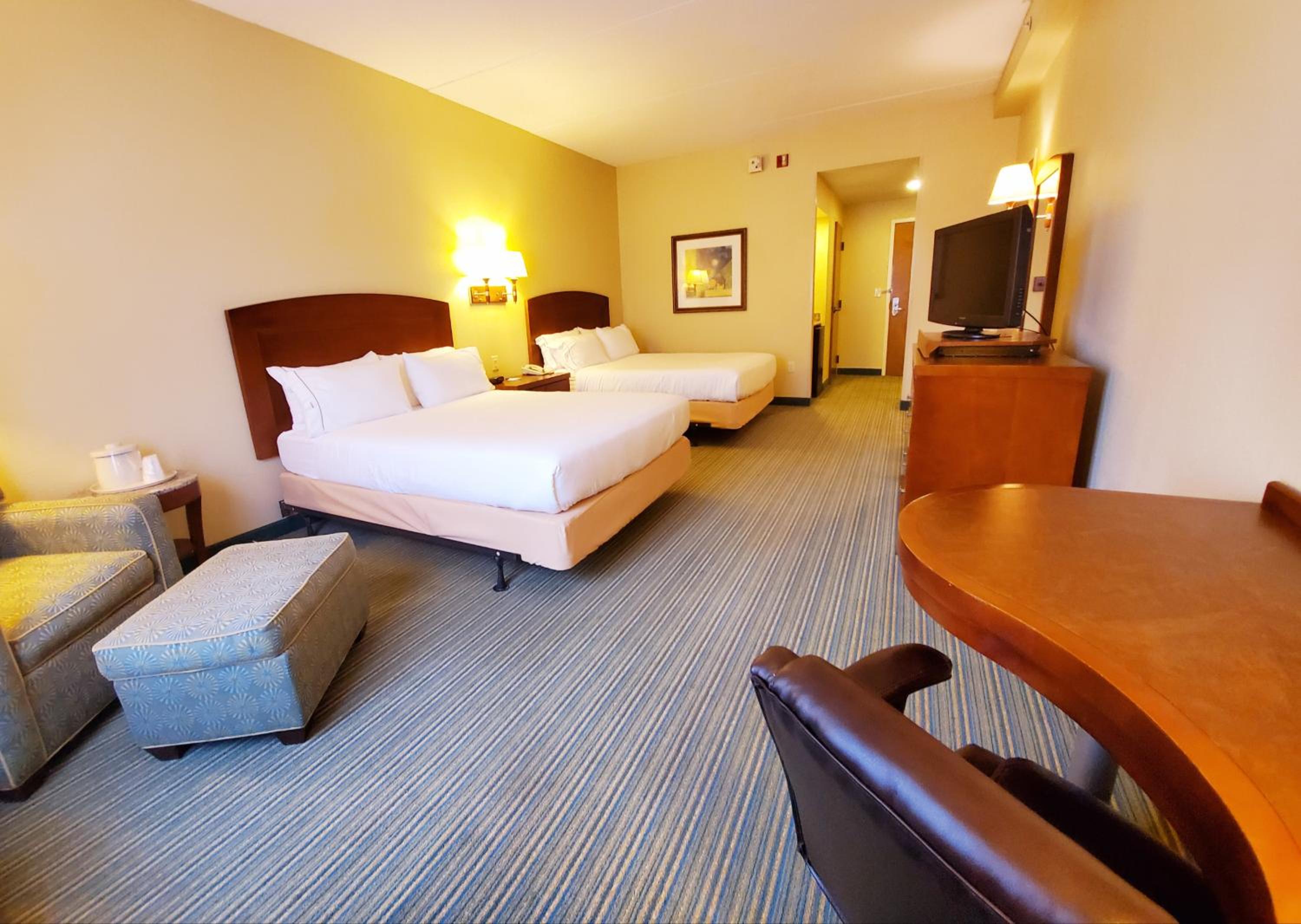 Queen Room With Two Queen Beds And Roll-In Shower - Disability Access/Non-Smoking photo 2