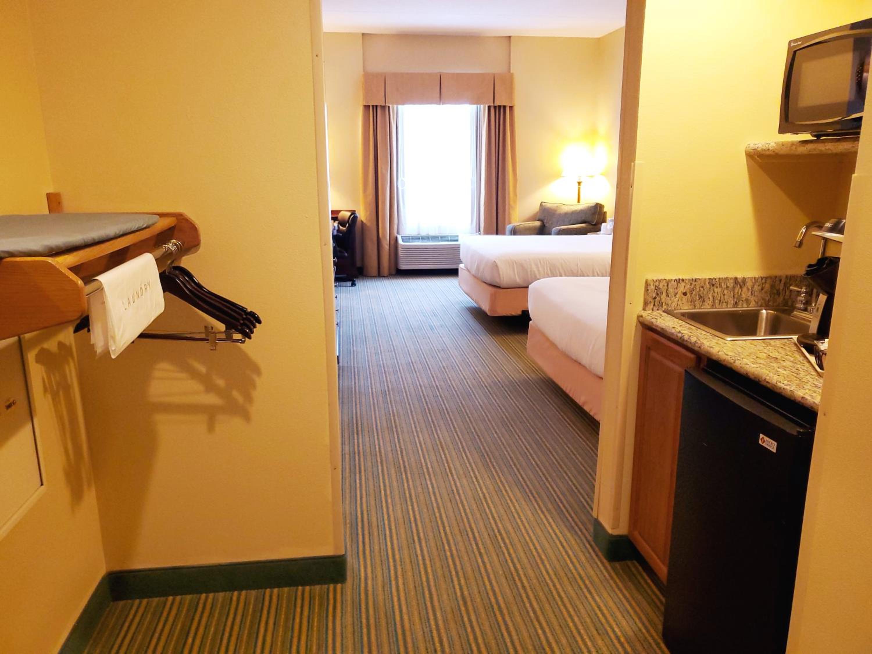 Queen Room With Two Queen Beds And Roll-In Shower - Disability Access/Non-Smoking photo 3